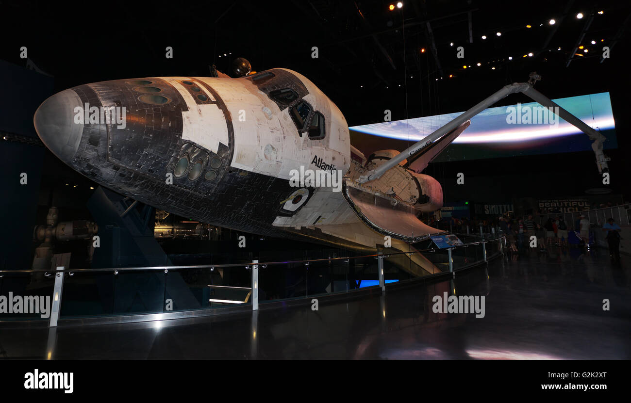Grand angle de vue de la NASA en matière de véhicule Orbiteur Atlantis sur l'affichage au Centre spatial Kennedy Visiteurs complexe. Banque D'Images