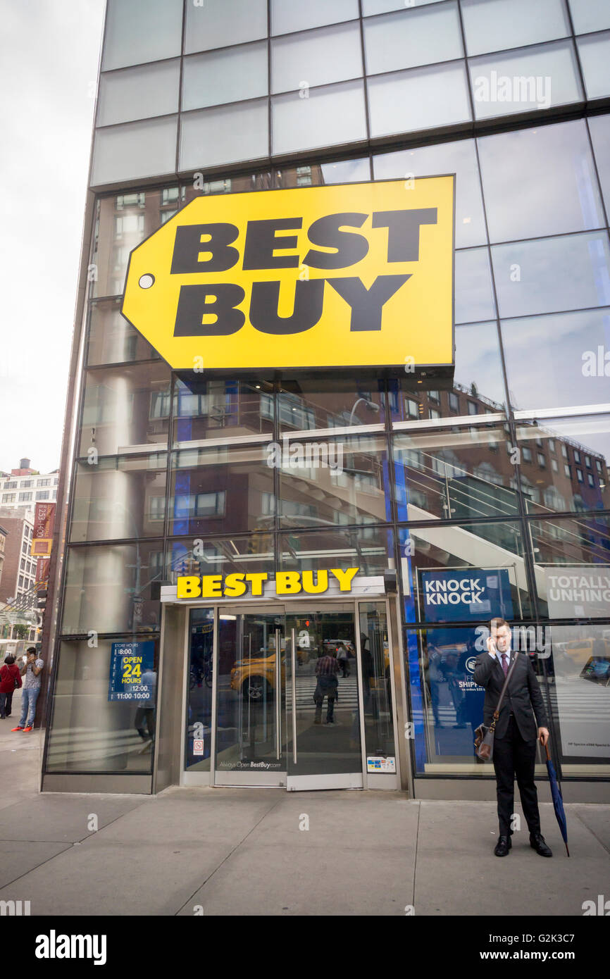 Le magasin d'électronique Best Buy à Union Square à New York le mardi, 24 mai, 2016. Best Buy a fait état d'une hausse de 77  % du revenu net du premier trimestre mais a averti d'un deuxième trimestre difficile sur l'horizon. Ils ont également annoncé que leur chef de la direction financière, Sharon McCollam, quittera. (© Richard B. Levine) Banque D'Images