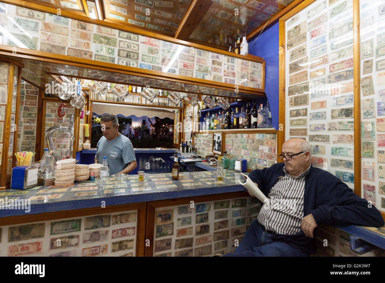 L'intérieur, Bartolo Bar, Estepona Espagne - les murs sont décorés avec des billets en euros Banque D'Images