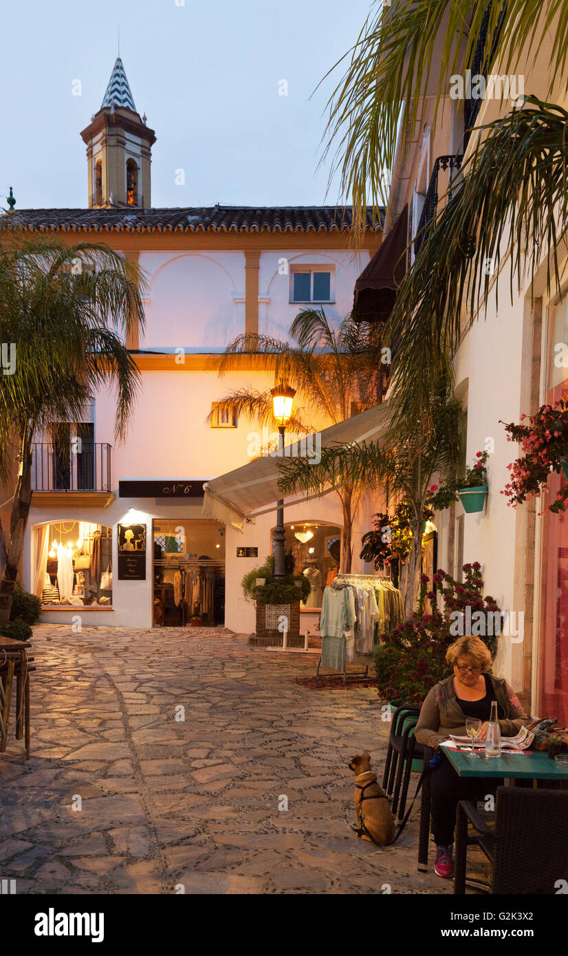 Les gens de manger à un restaurant en plein air, à la tombée de la vieille ville d'Estepona, Andalousie, Espagne Europe Banque D'Images