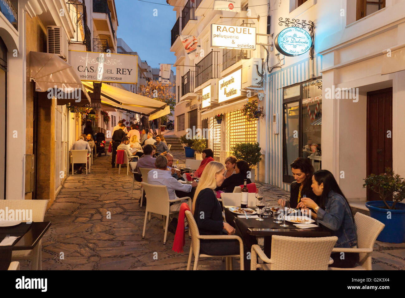 Les gens de manger en plein air dans un restaurant, Marbella, Andalousie, Espagne Europe Banque D'Images