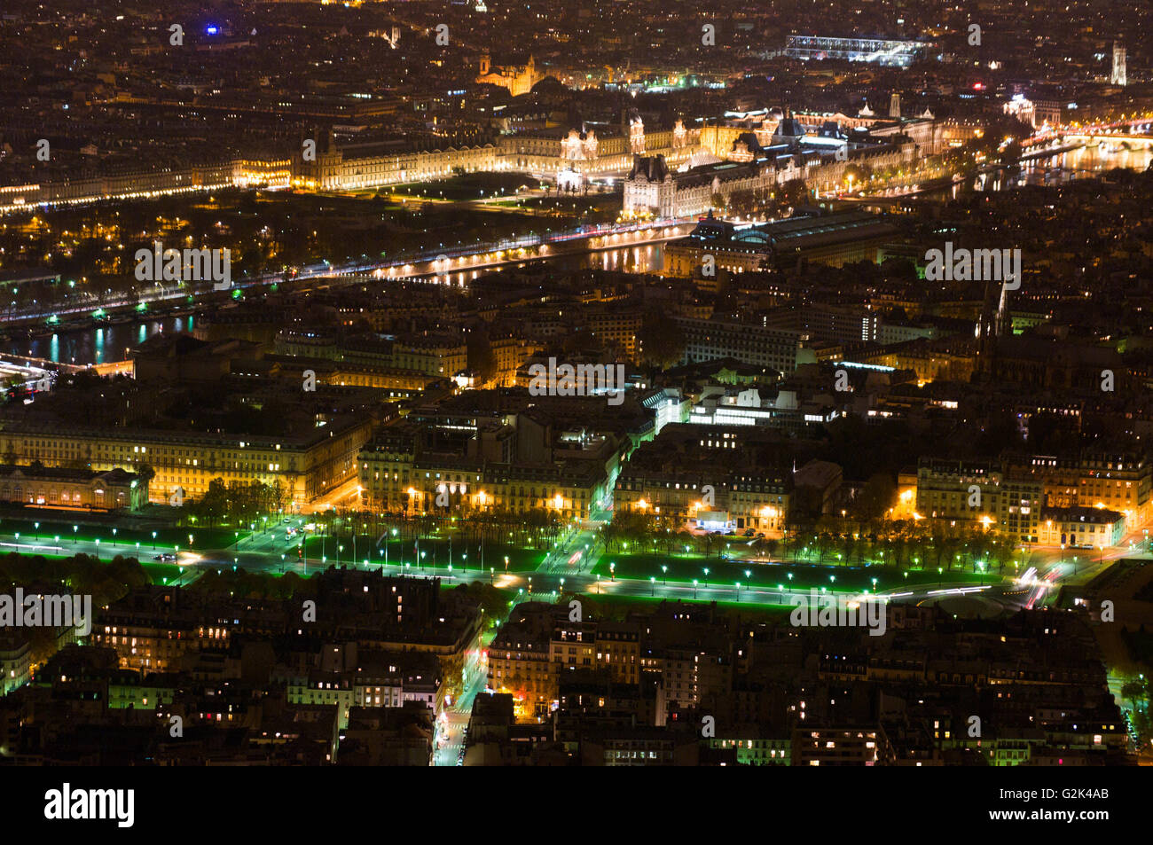 Vue aérienne de nuit de la ville de Paris et de Seine tourné sur le haut de la Tour Eiffel Banque D'Images