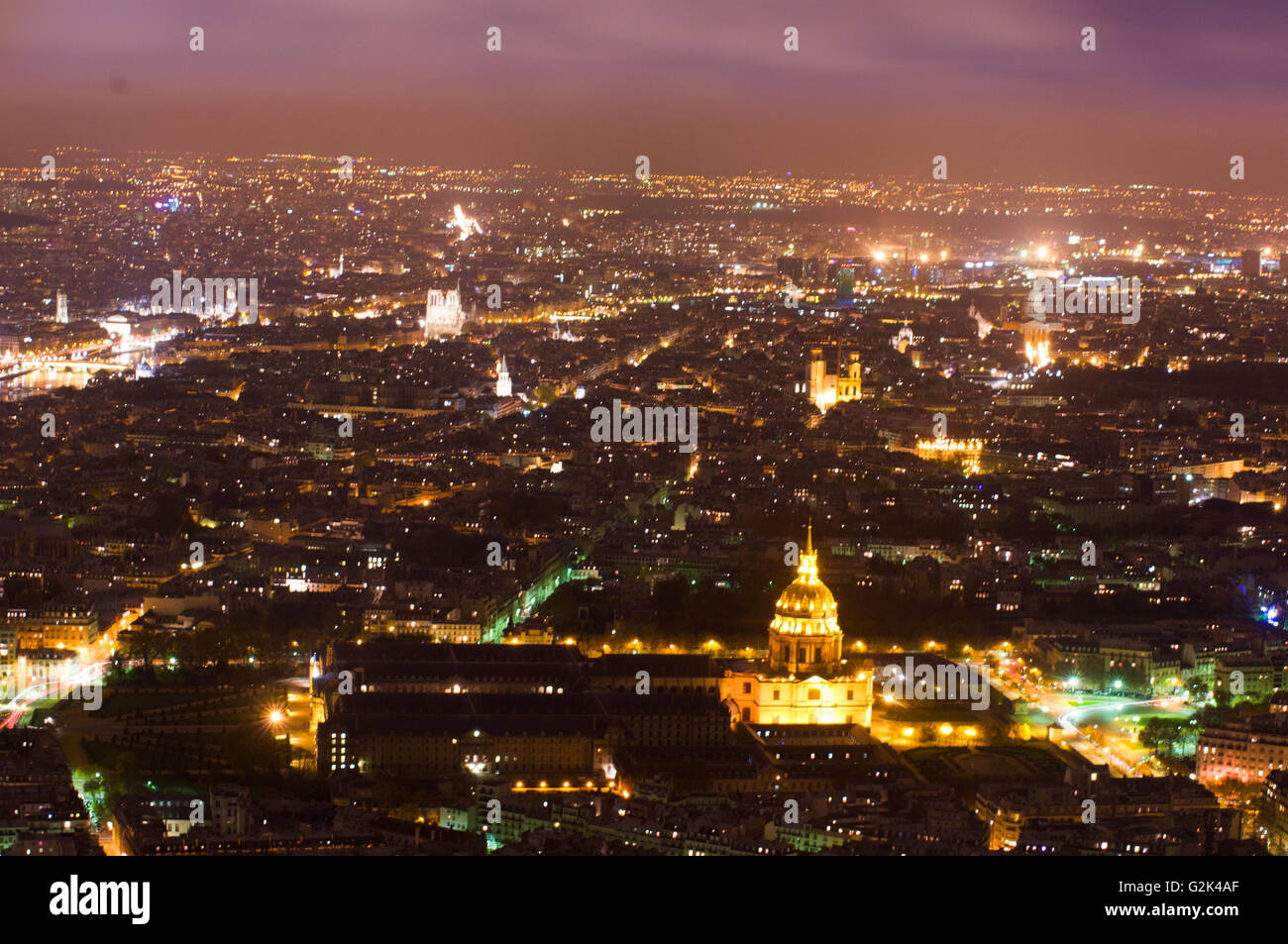 Vue aérienne de nuit de la ville de Paris et de Seine tourné sur le haut de la Tour Eiffel Banque D'Images