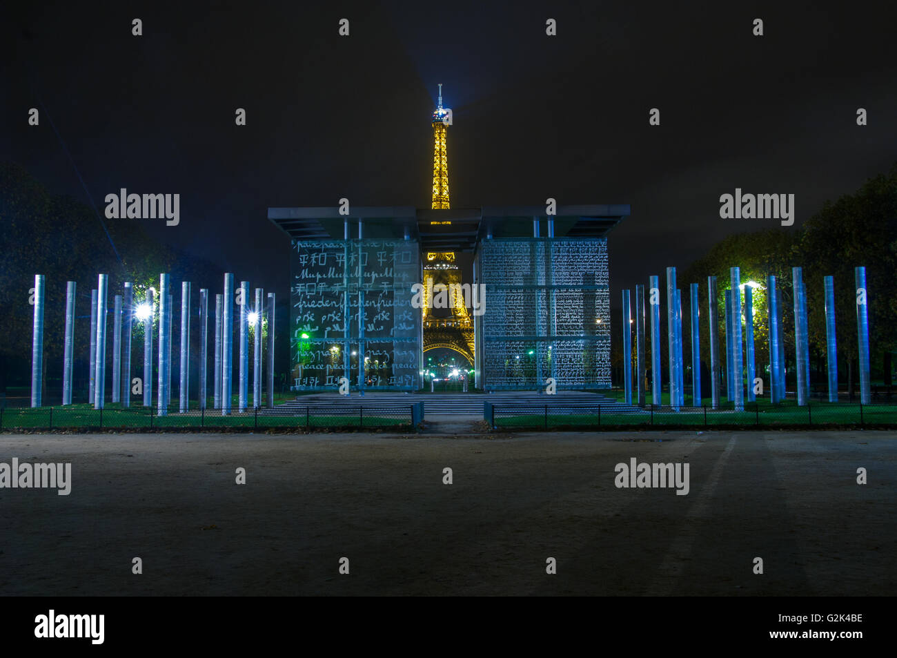 PARIS,FRANCE-16 novembre : la Tour Eiffel au crépuscule à la recherche à travers le mur de la Paix pour le Peaceon Mur 16 novembre 2009, en Banque D'Images