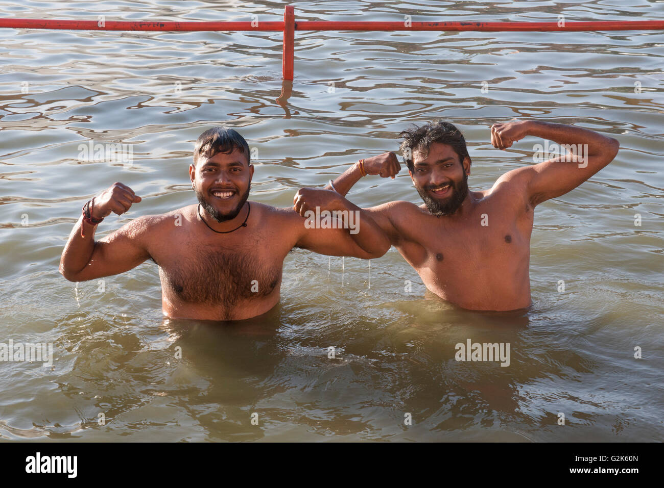 Deux pèlerins mâles baignade à la rivière Shipra Ghats, Shahi Snaan (Royal Immersion Sainte), Ujjain Kumbh Mela 2016 Banque D'Images