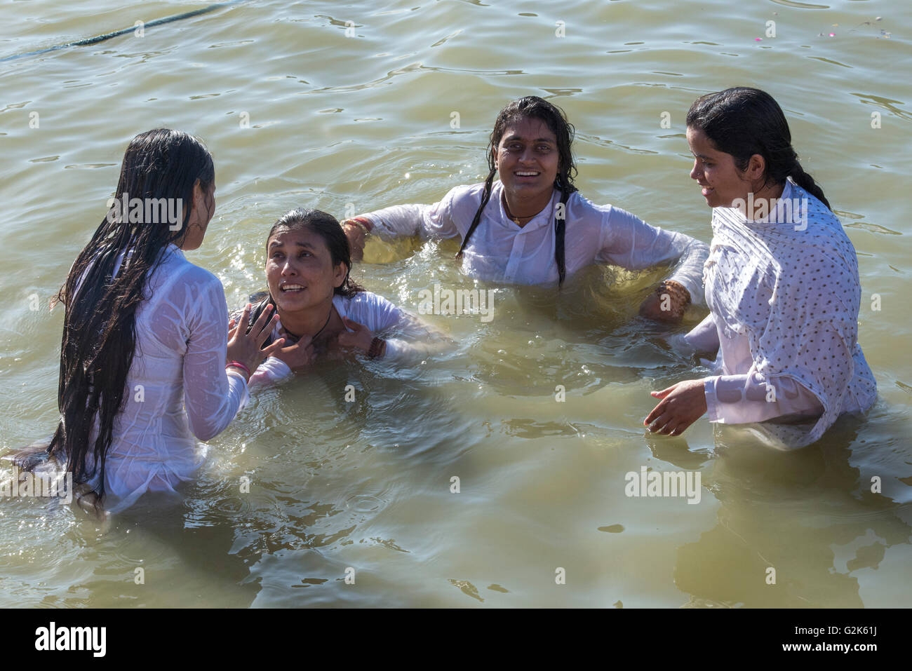 Les pèlerins de sexe féminin les baignades dans la rivière Shipra Ghats, Shahi Snaan (Royal Immersion Sainte), Ujjain Kumbh Mela 2016 Banque D'Images