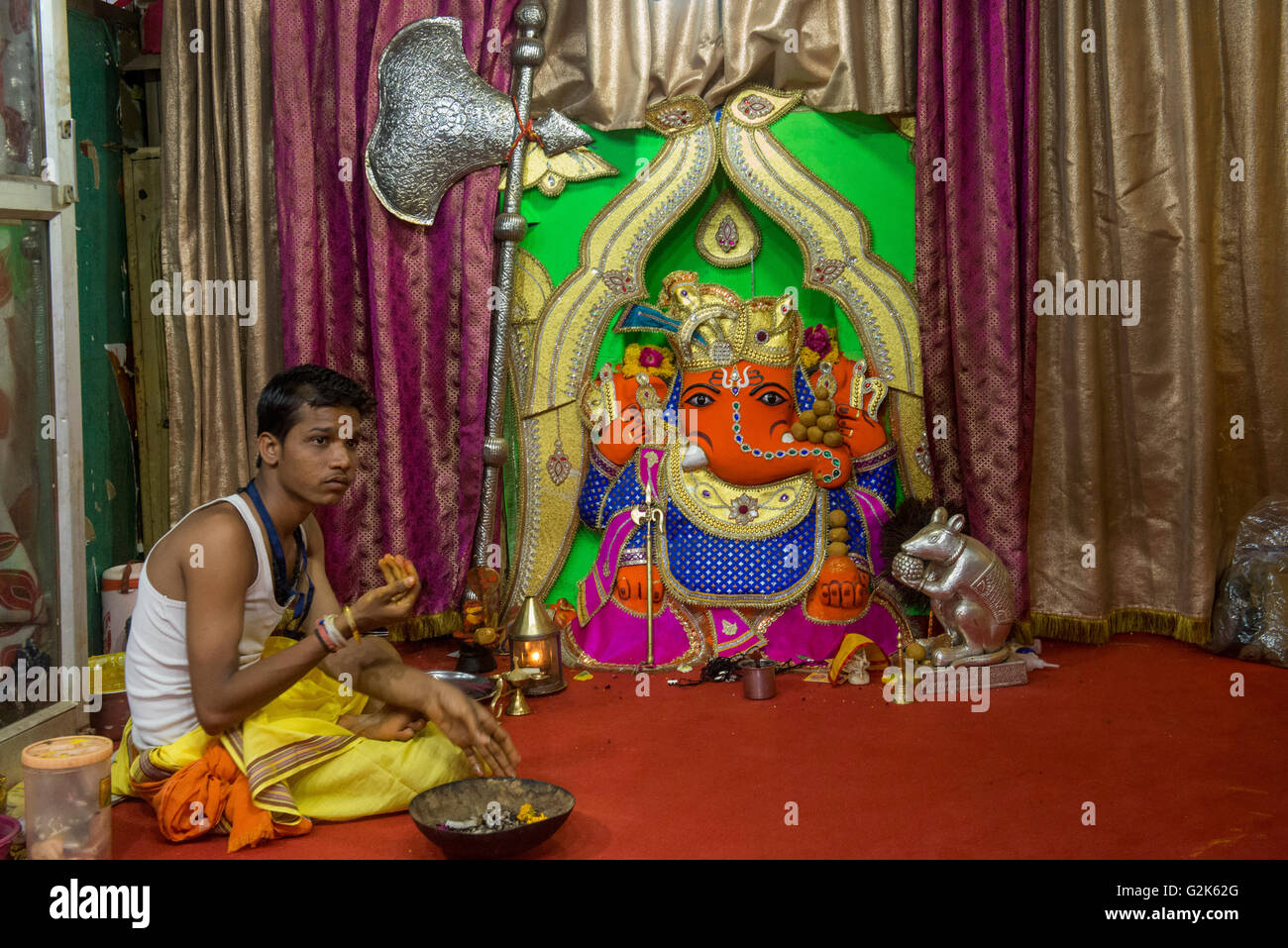 Prêtre avec Lord Ganesha Idol au Temple de Mahakaleshwar Mandir, Shahi Snaan (Royal Immersion Sainte), Ujjain Kumbh Mela 2016 Banque D'Images