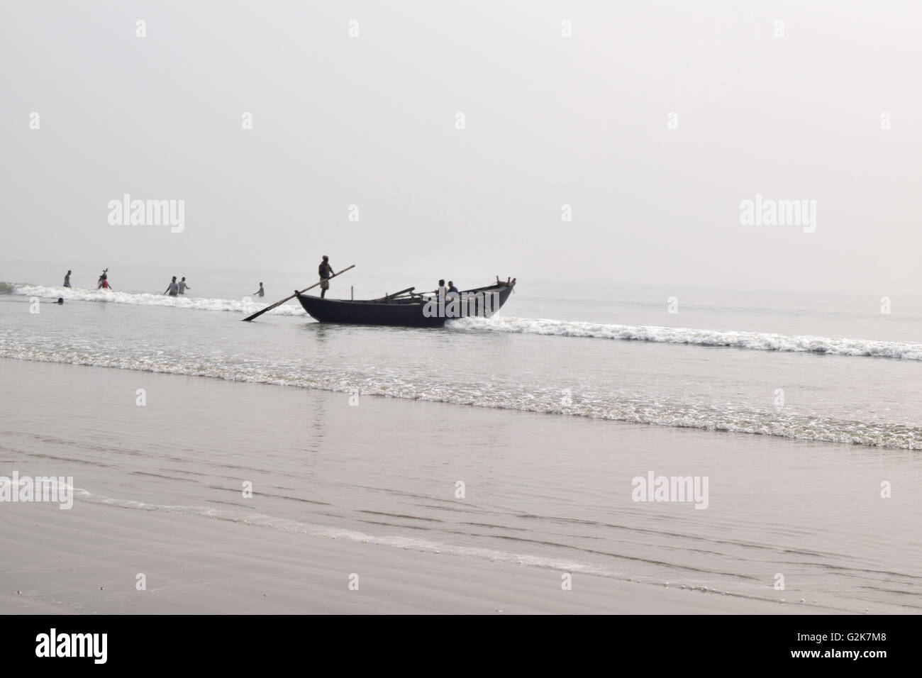 Vie de l'homme poisson avec son bateau. Mer à Mandarmoni , l'ouest du Bengale, en Inde Banque D'Images