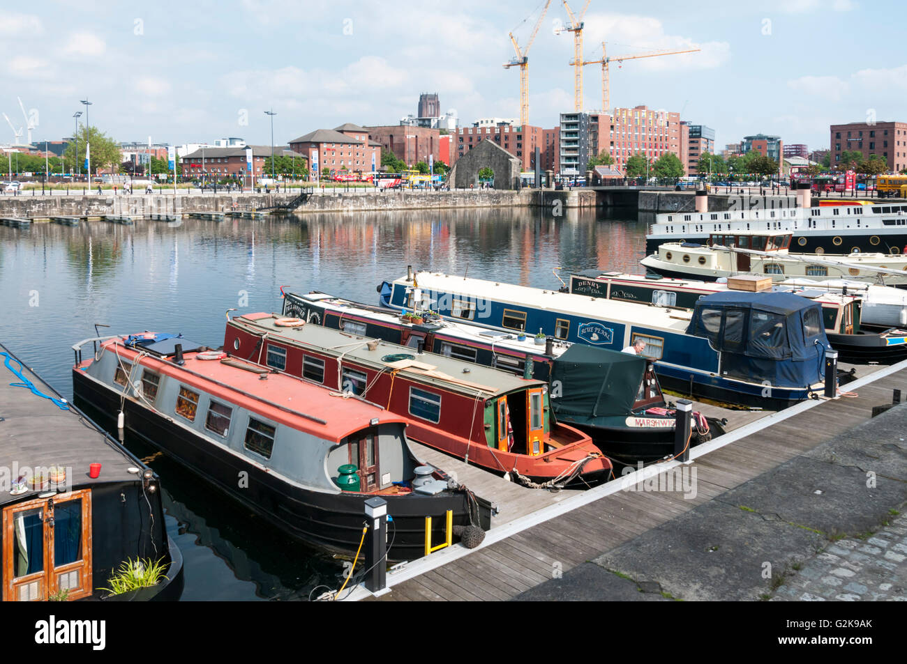Canal narrowboats amarrés dans le Grade II Salthouse Dock, Liverpool. Banque D'Images