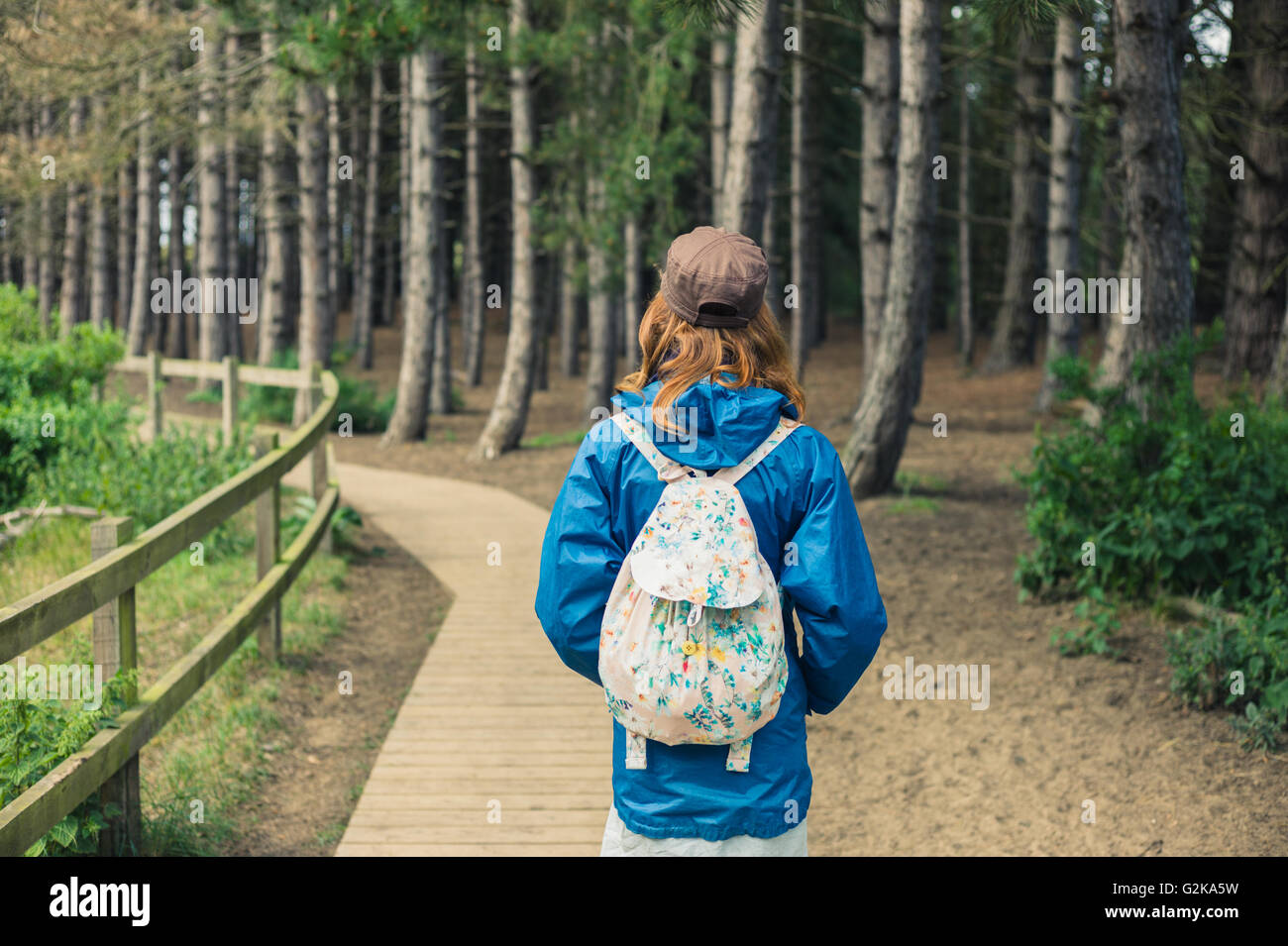 Une jeune femme marche seul dans la forêt Banque D'Images