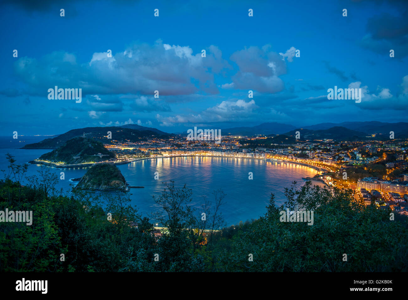 Ambiance du soir à la baie de la Concha, San Sebastian, Donostia également, Pays Basque, Espagne Banque D'Images