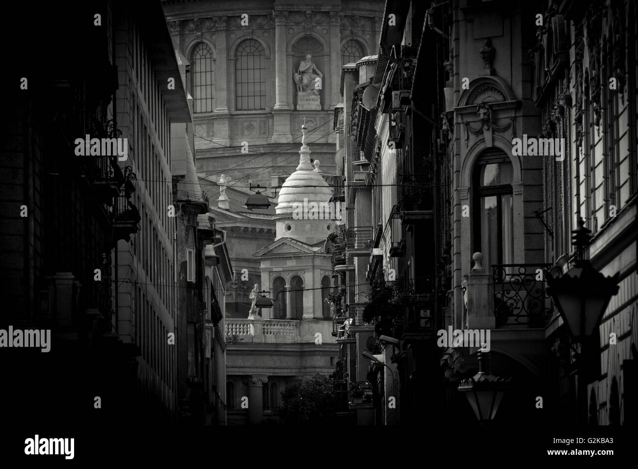 Basilique St Stephens vue entre les bâtiments, Budapest, Hongrie Banque D'Images