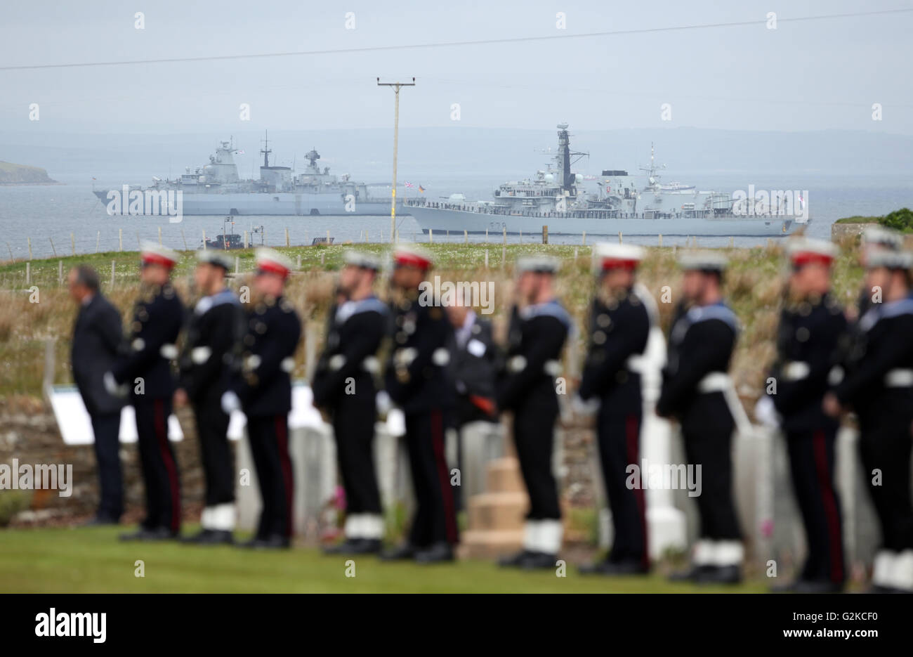 Le HMS Kent (à droite) et le cuirassé allemand Schleswig-Holstein SMS sont amarrés dans Scapa Flow comme les marins et les descendants de ceux qui ont combattu à la bataille du Jutland assister à un service à The Tudor cimetière sur l'île de Hoy, Orcades, pour marquer le centenaire de la bataille. Banque D'Images