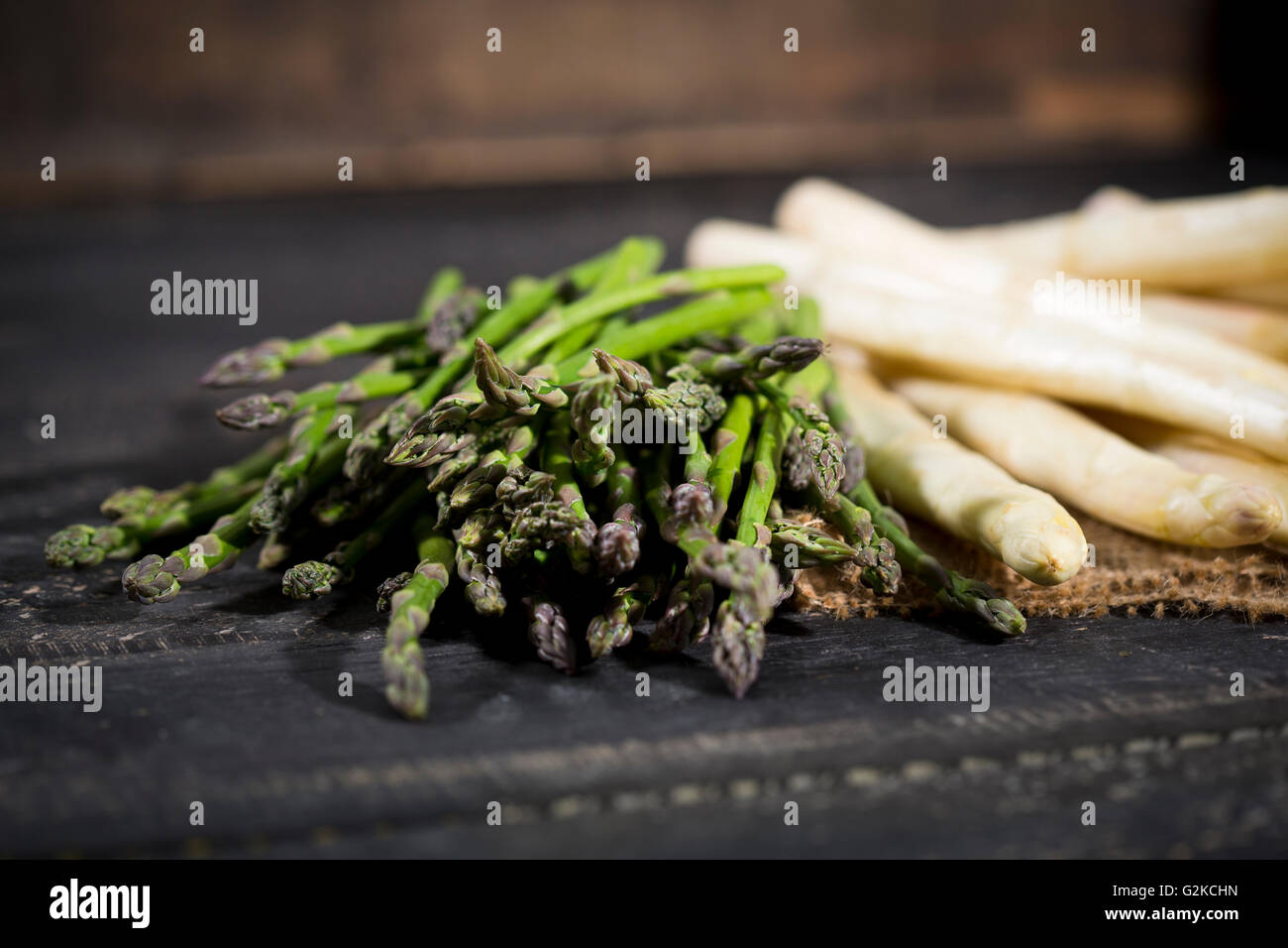 Asperges vertes et blanches sur le jute et le bois Banque D'Images