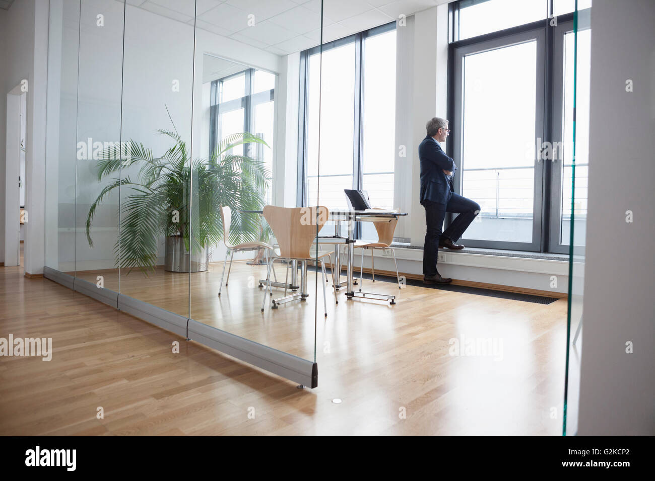 Homme d'affaires travaillant dans la salle du conseil Banque D'Images