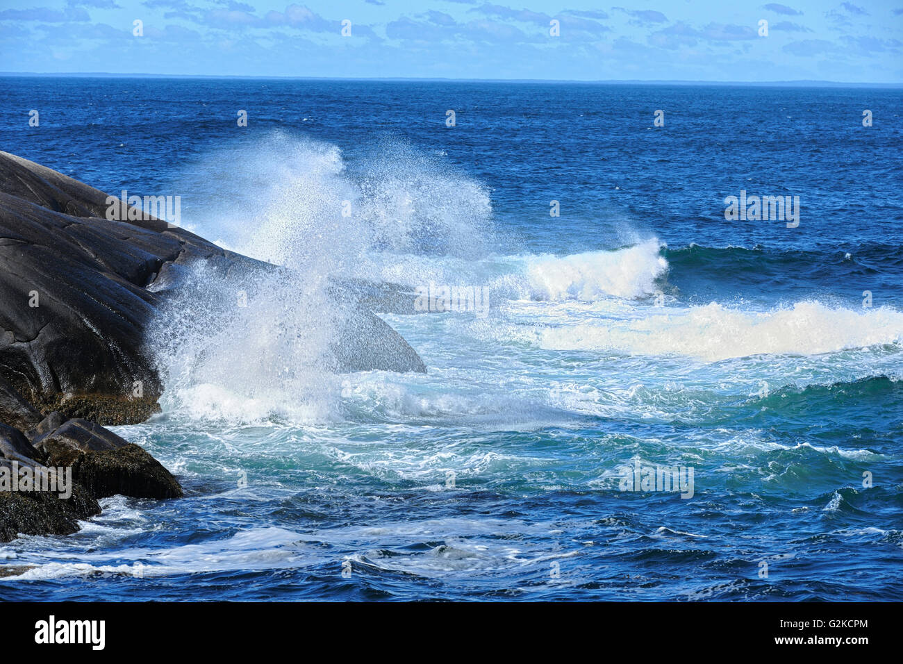 Vagues se brisant sur le rivage rocheux de l'Océan Atlantique Peggy's Cove, Nova Scotia Canada Banque D'Images