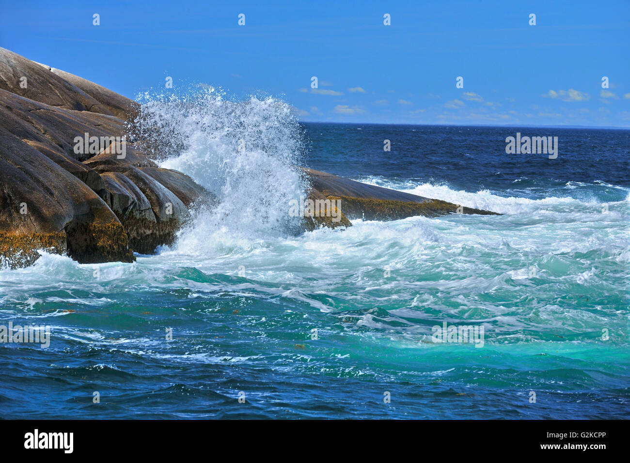 Vagues se brisant sur le rivage rocheux de l'Océan Atlantique Peggy's Cove, Nova Scotia Canada Banque D'Images