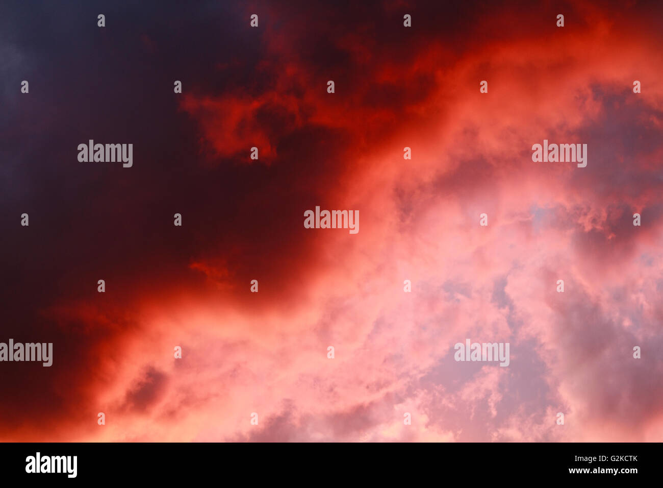 Nuages rouges, ciel du soir, Slavonie, Croatie Banque D'Images