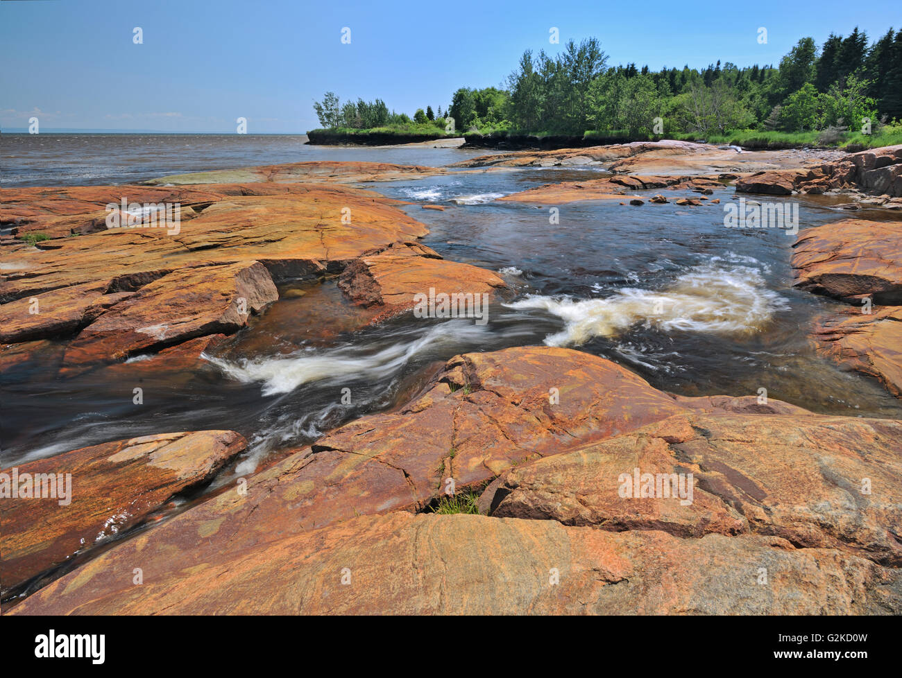 Rivage rocheux le long du golfe du Saint-Laurent Québec Canada Longue-Rive Banque D'Images
