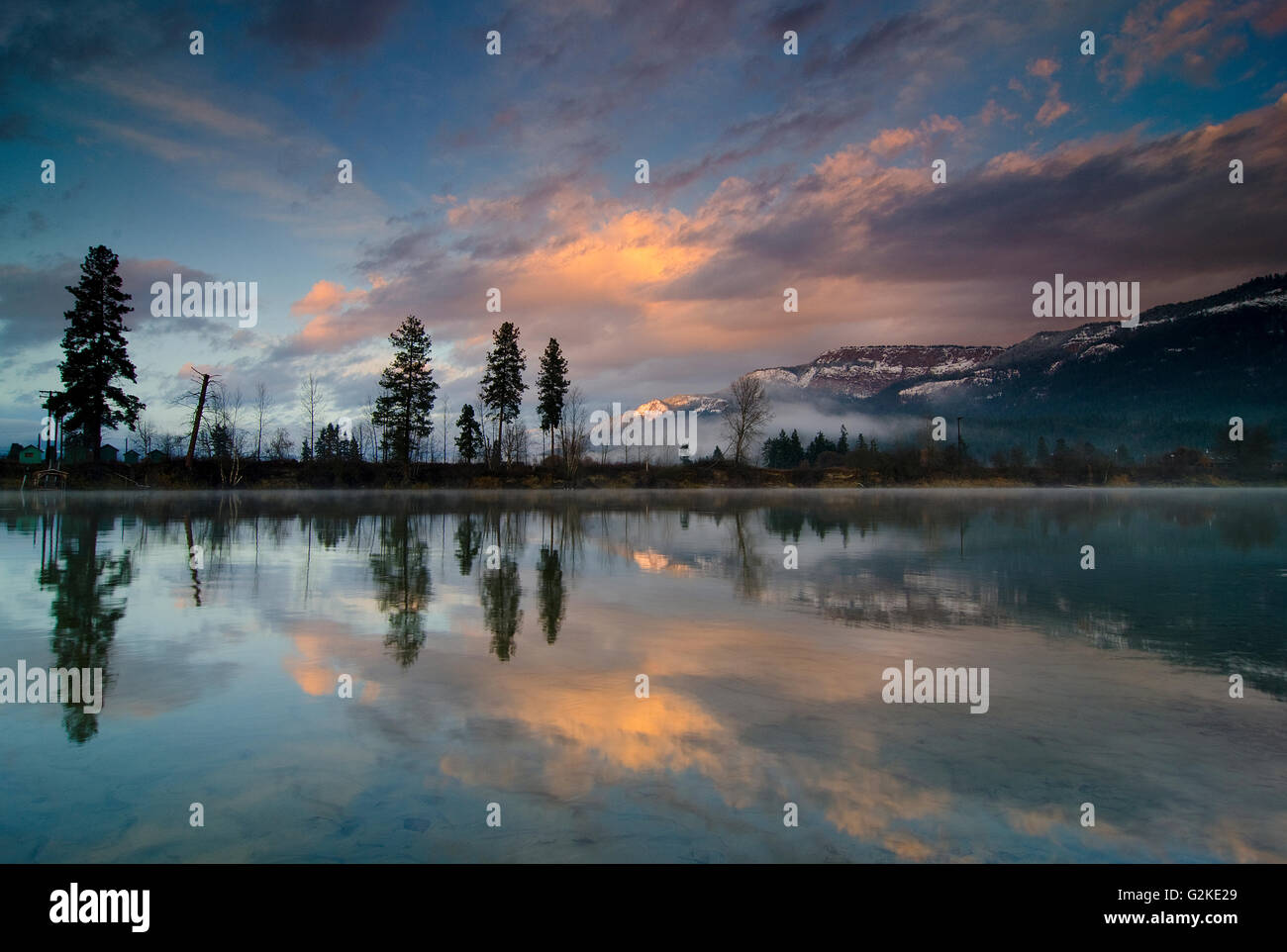 Au début de l'hiver coucher de soleil sur la rivière Shuswap et falaises à Enderby Enderby, dans la région de Shuswap de la Colombie-Britannique, Canada Banque D'Images