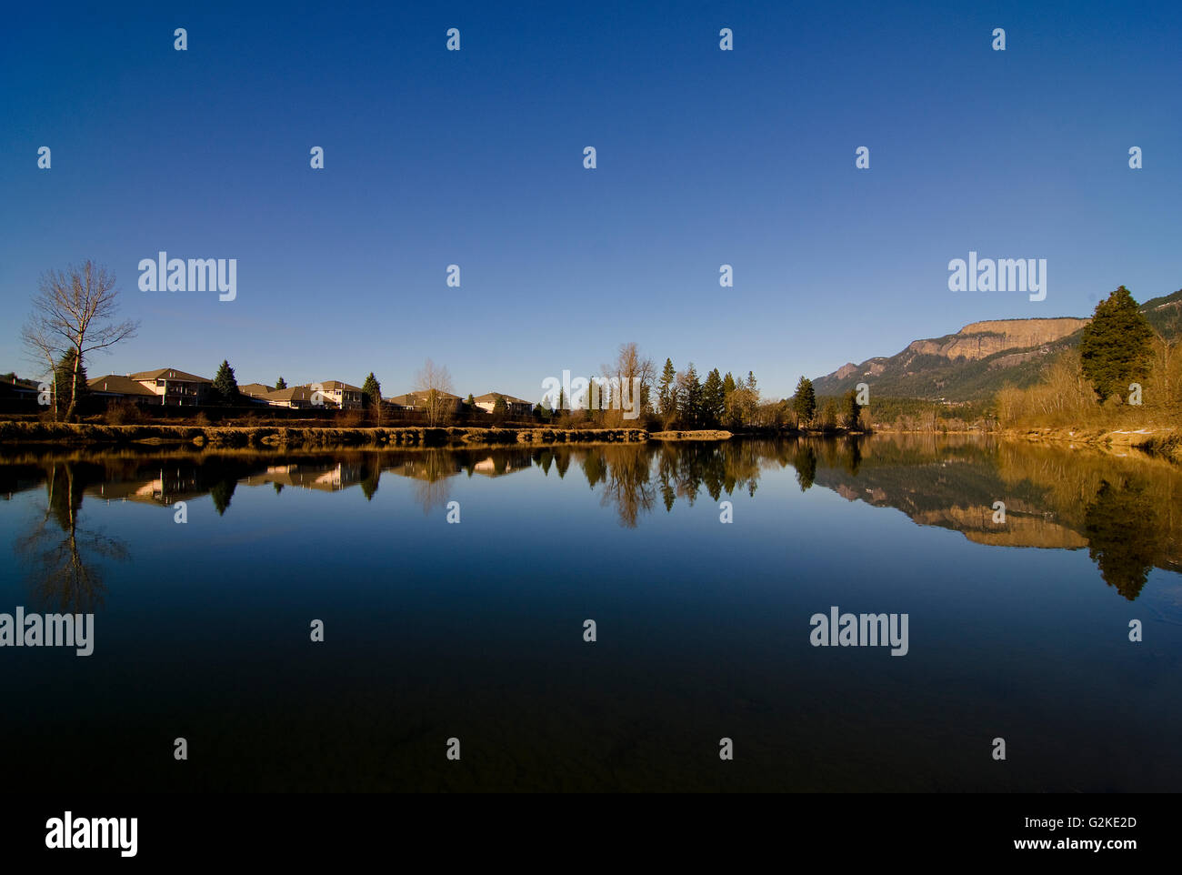 Reflet d'automne le long de la rivière Shuswap et falaises à Enderby Enderby, dans la région de Shuswap de la Colombie-Britannique, Canada Banque D'Images