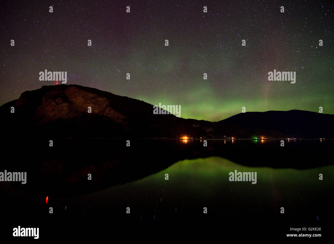 Aurora Borealis plane sur le lac Shuswap et bastion montagne près de Salmon Arm dans la région de Shuswap de la Colombie-Britannique, Canada Banque D'Images