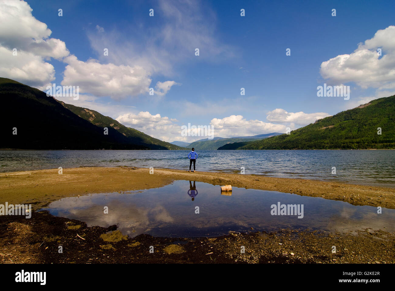 Femme bénéficie d'un jogging sur la plage le long du lac Shuswap dans Herald Provincial Park près de Salmon Arm en Colombie-Britannique région Shuswap Banque D'Images