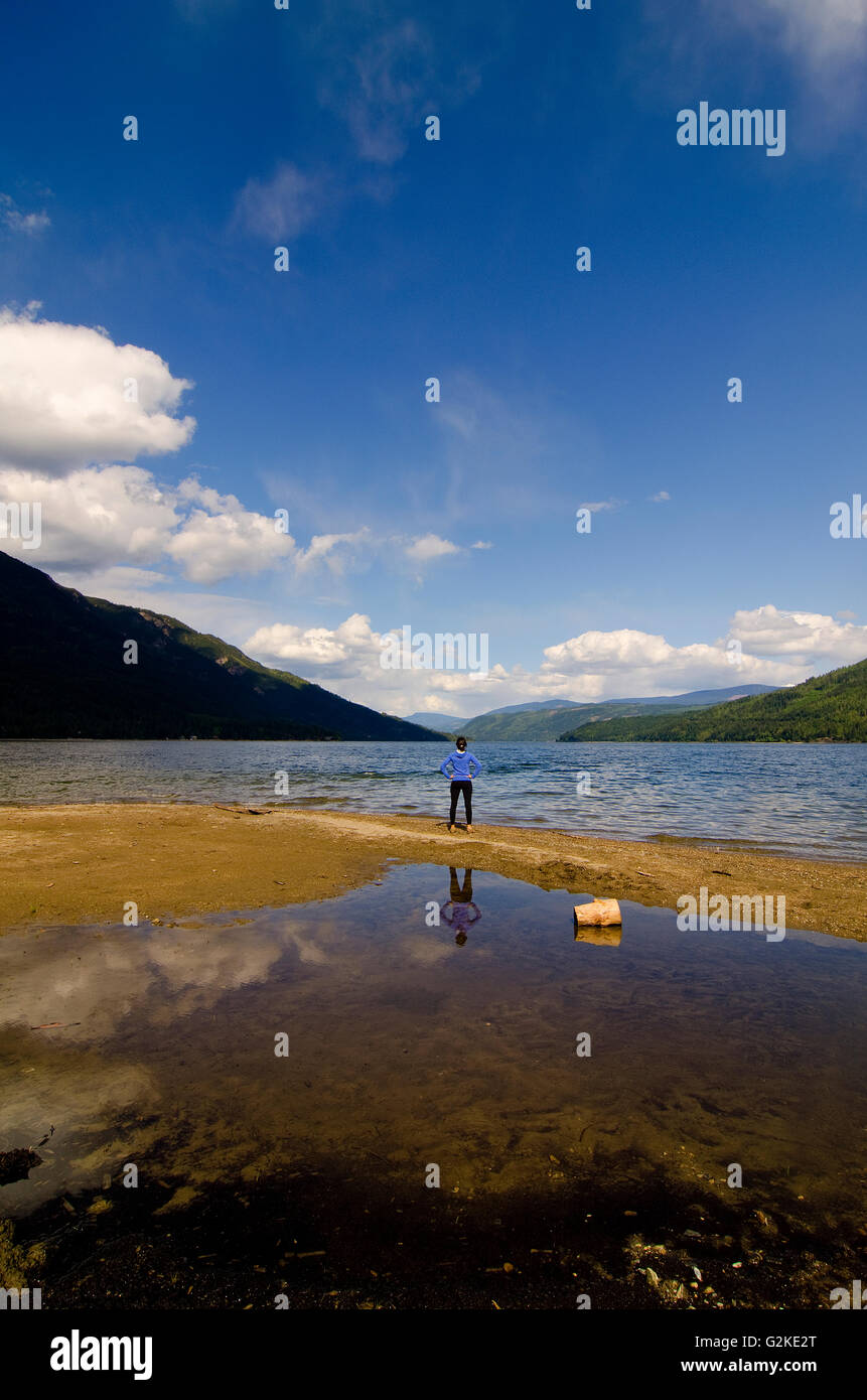 Femme bénéficie d'un jogging sur la plage le long du lac Shuswap dans Herald Provincial Park près de Salmon Arm en Colombie-Britannique région Shuswap Banque D'Images