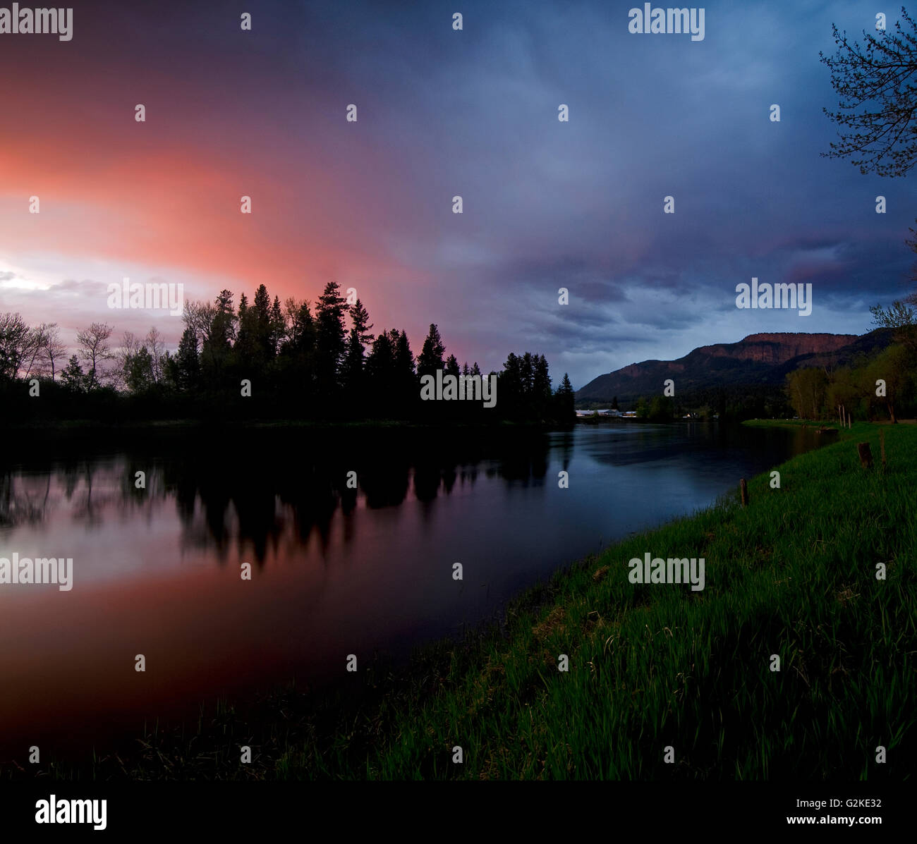 Printemps coucher de soleil sur la rivière Shuswap et falaises à Enderby Enderby, dans la région de Shuswap de la Colombie-Britannique, Canada. Banque D'Images