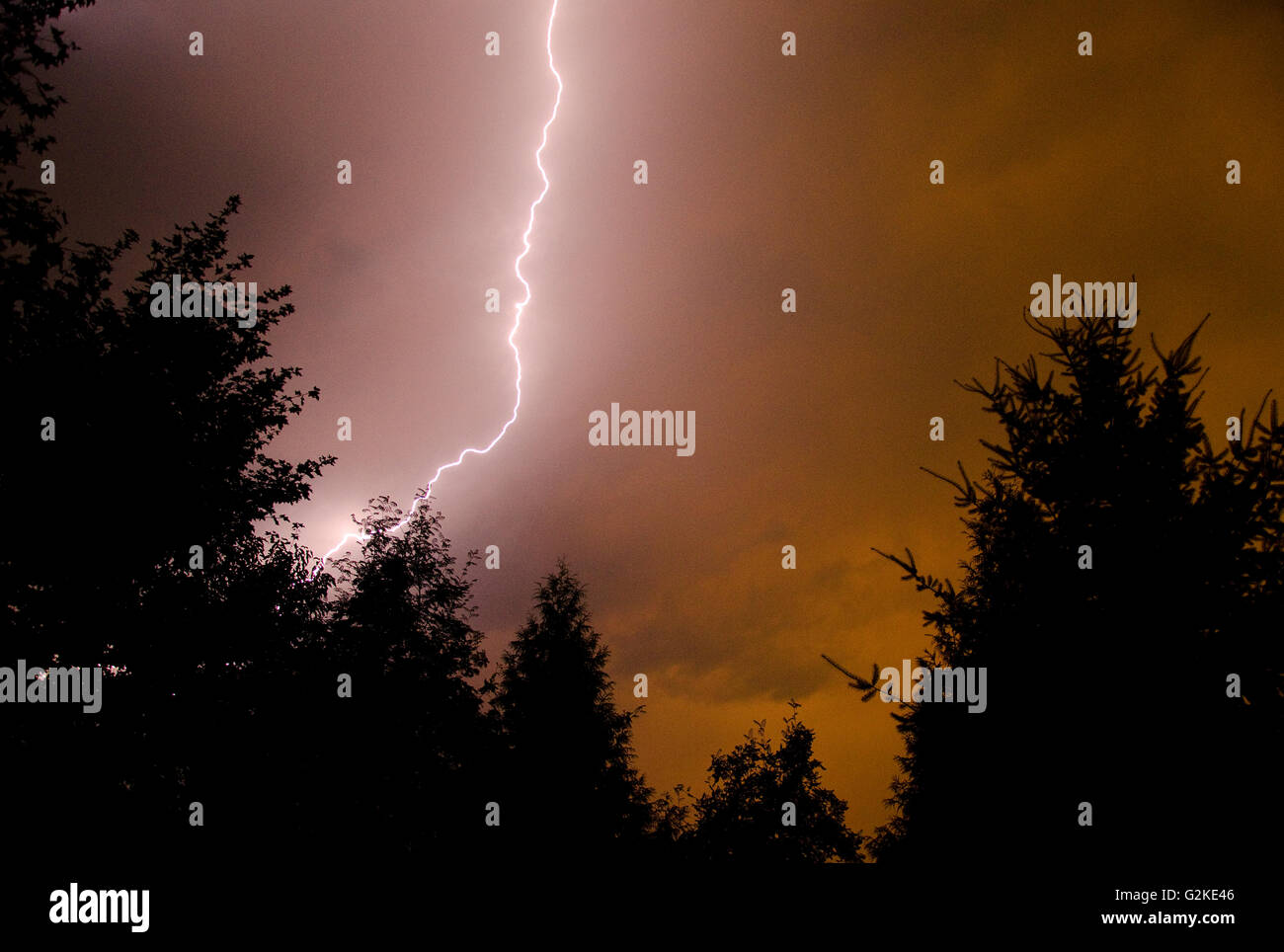 La foudre plus de Enderby, dans la région de Shuswap de la Colombie-Britannique, Canada. Banque D'Images