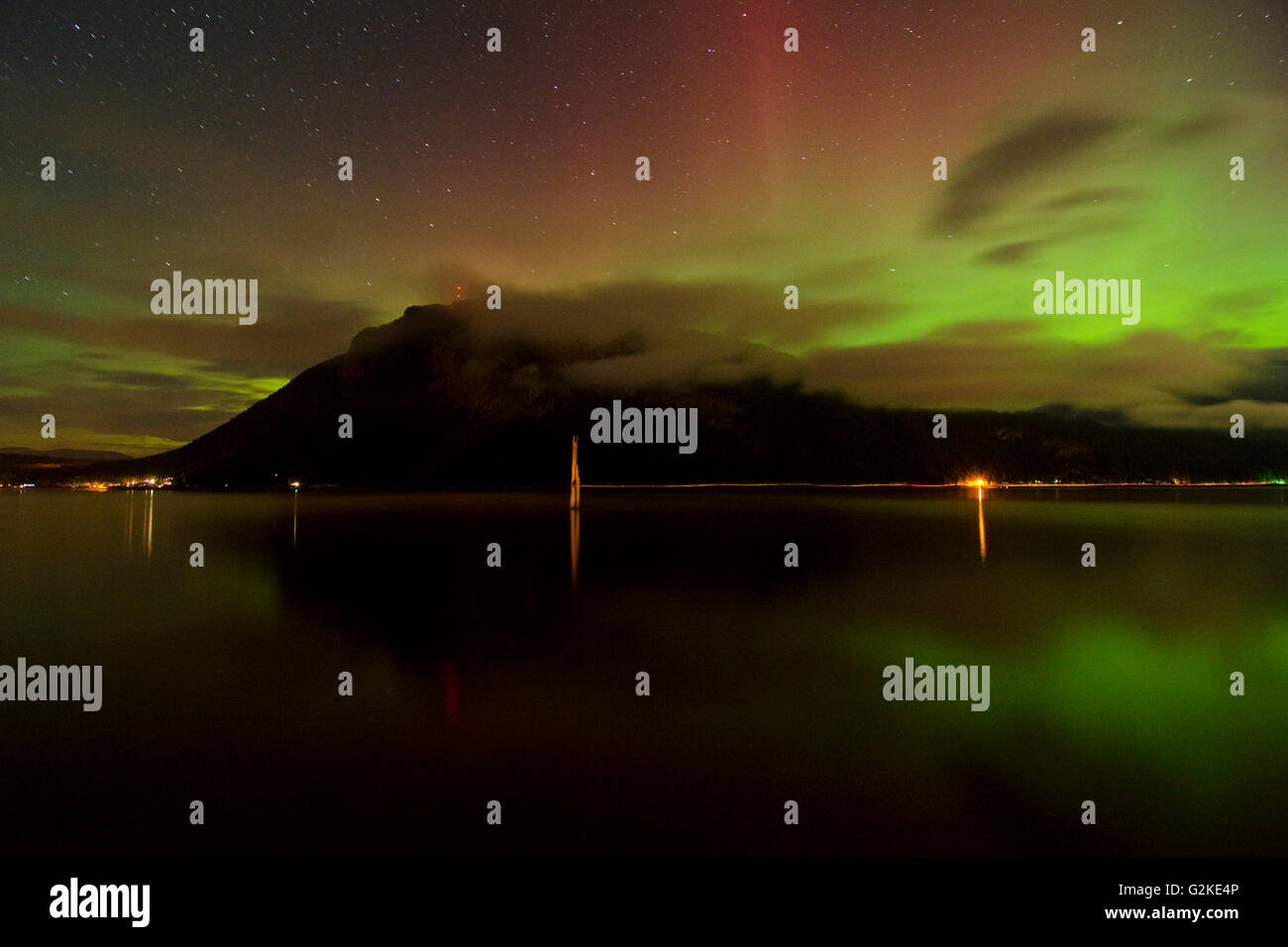 Aurore boréale il danse sur le lac Shuswap Montagne Bastion de Canoe Beach près de Salmon Arm dans la région de Shuswap Banque D'Images