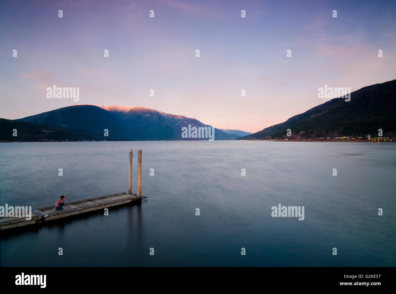 Pousses photographe sur l'accès du public à quai sur le lac Shuswap coucher du soleil près de Salmon Arm en Colombie-Britannique Canada région de Shuswap Banque D'Images