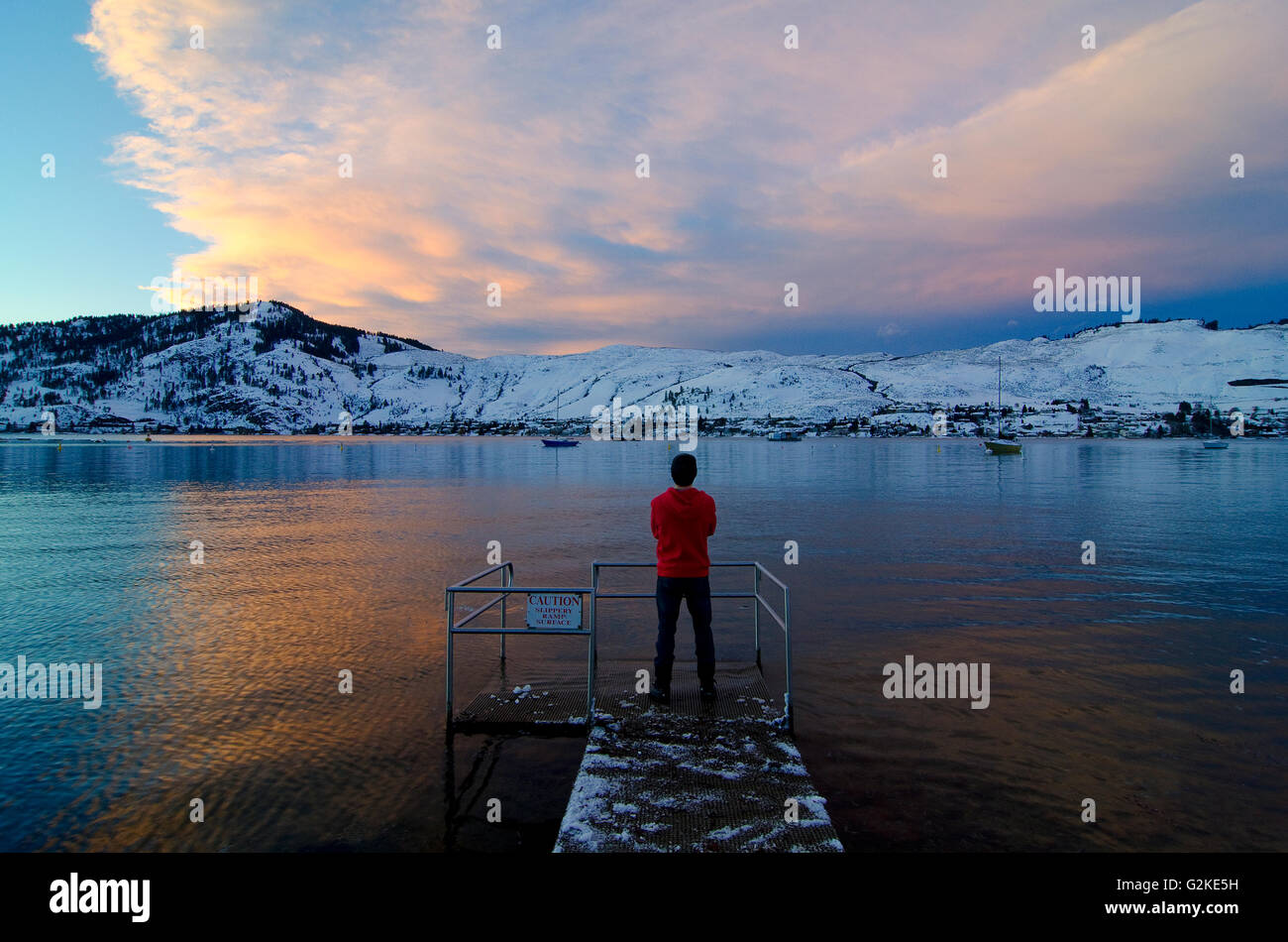 Self Portrait du photographe profitant de coucher de soleil sur le lac Okanagan Okanagan Landing de près de Vernon en Colombie-Britannique Canada MR020 Banque D'Images