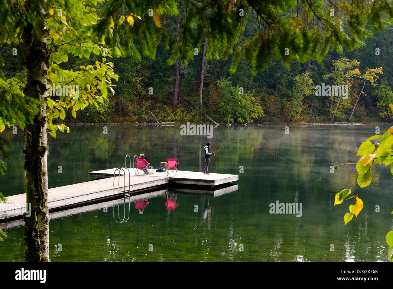 Les femmes jouissent de la pêche sur les Gardom Lake près de Salmon Arm dans la région de Shuswap de la Colombie-Britannique, Canada. MR022. Banque D'Images