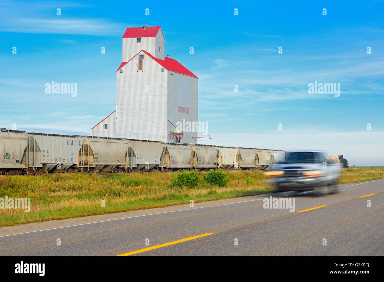 L'élévateur à grain, train et camion. C'est la ville de Rivière du chien dans la série télé "Corner Gas". Rouleau Saskatchewan Canada Banque D'Images