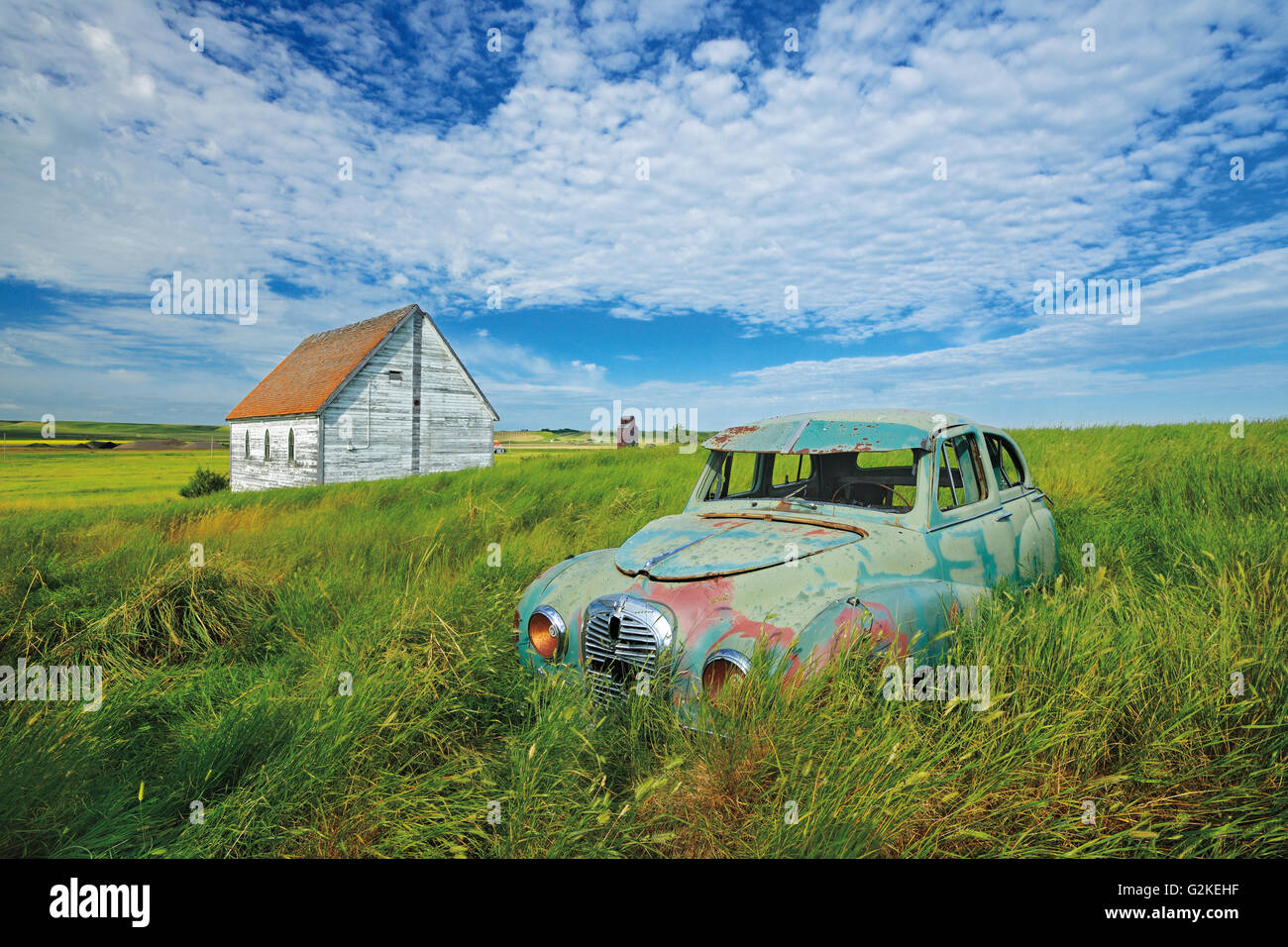 Vieille voiture Austin et église en champ dans Ghost Town Neidpath Saskatchewan Canada Banque D'Images