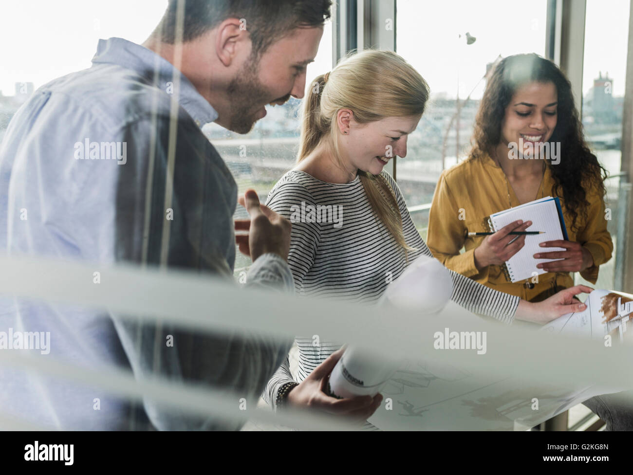 Trois smiling colleagues in office plan Banque D'Images