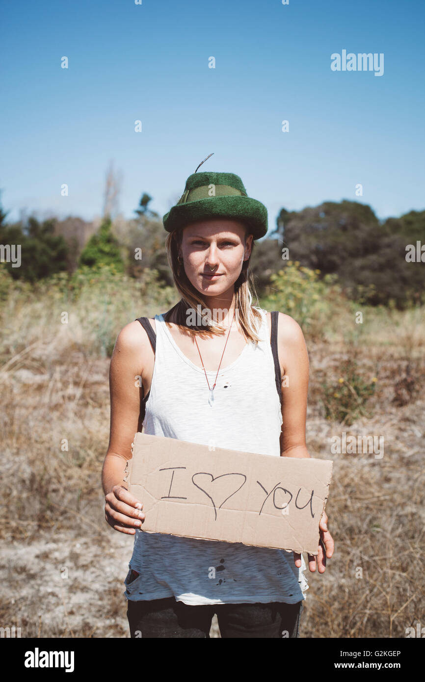 La tenue hippie 'Je vous aime' dans la nature Banque D'Images