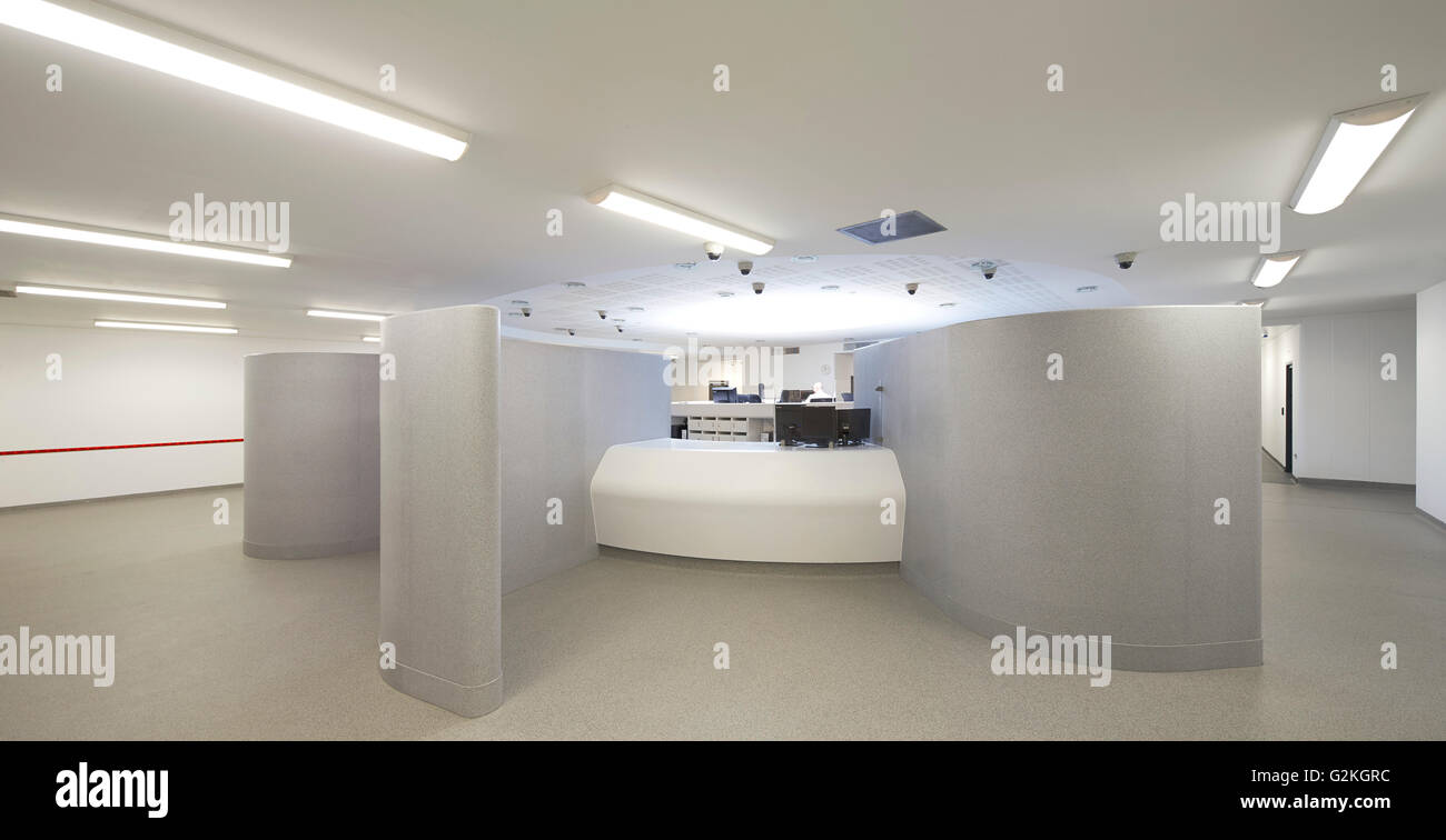 Zone d'admission, avec chaque partitionnement. Garde Keynsham Suite et des poursuites et des enquêtes, l'installation, Keynsham Royaume-uni. Architecte : Haverstock Associates LLP, 2014. Banque D'Images