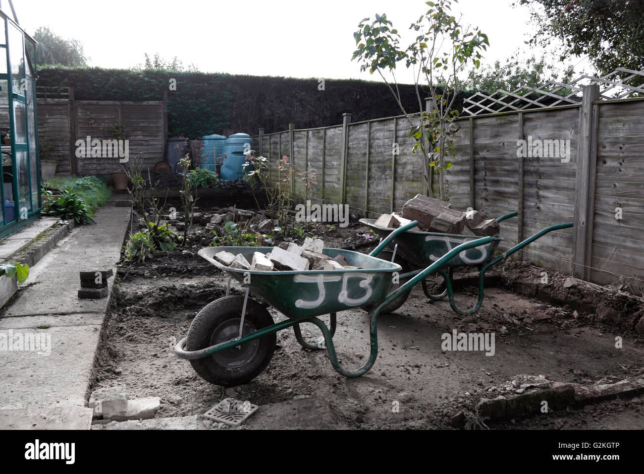 L'AMÉNAGEMENT PAYSAGER DUR EN COURS DANS UN MILIEU RURAL jardin arrière. UK Banque D'Images