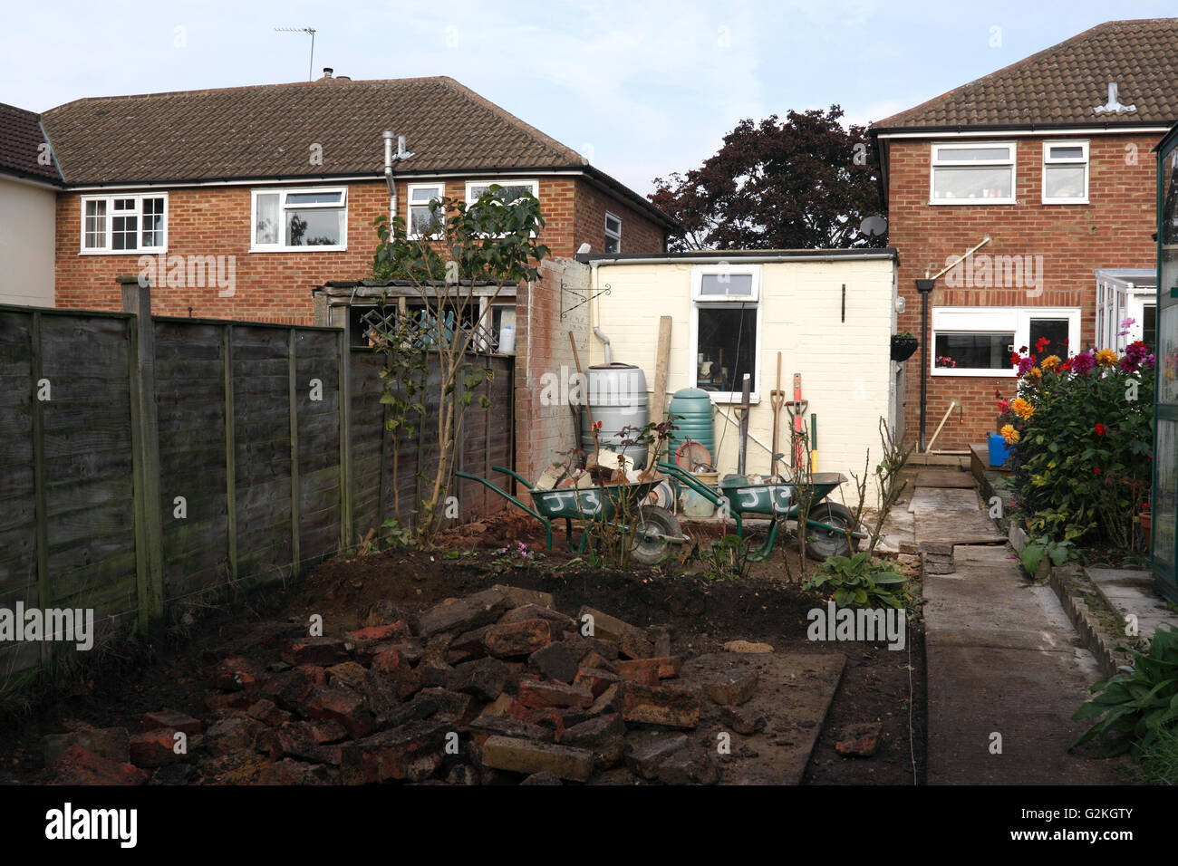 L'AMÉNAGEMENT PAYSAGER DUR EN COURS DANS UN MILIEU RURAL jardin arrière. UK Banque D'Images