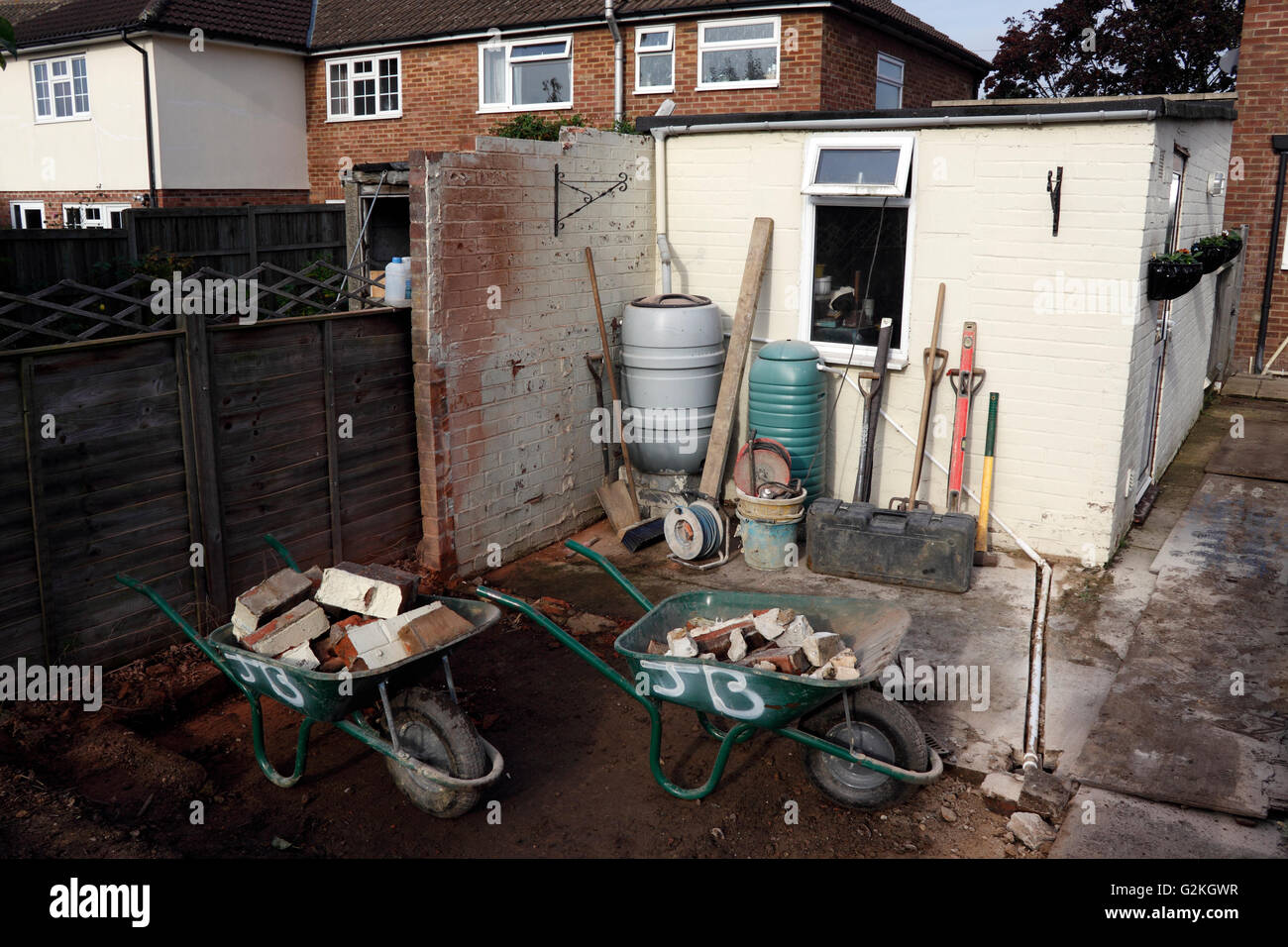 L'AMÉNAGEMENT PAYSAGER DUR EN COURS DANS UN MILIEU RURAL jardin arrière. UK Banque D'Images