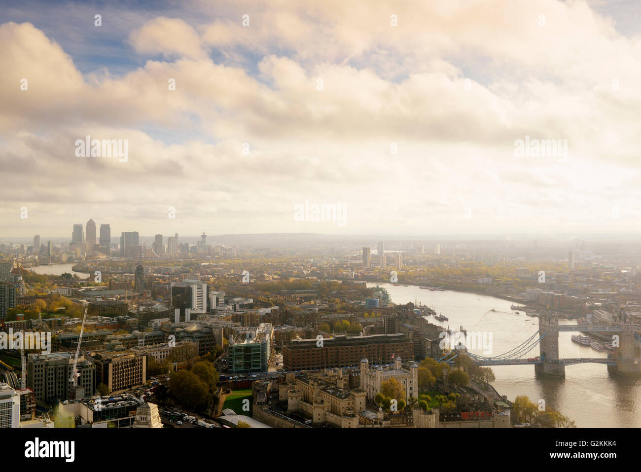 UK, Londres, paysage urbain avec la Tamise, le Tower Bridge et Tower of London Banque D'Images