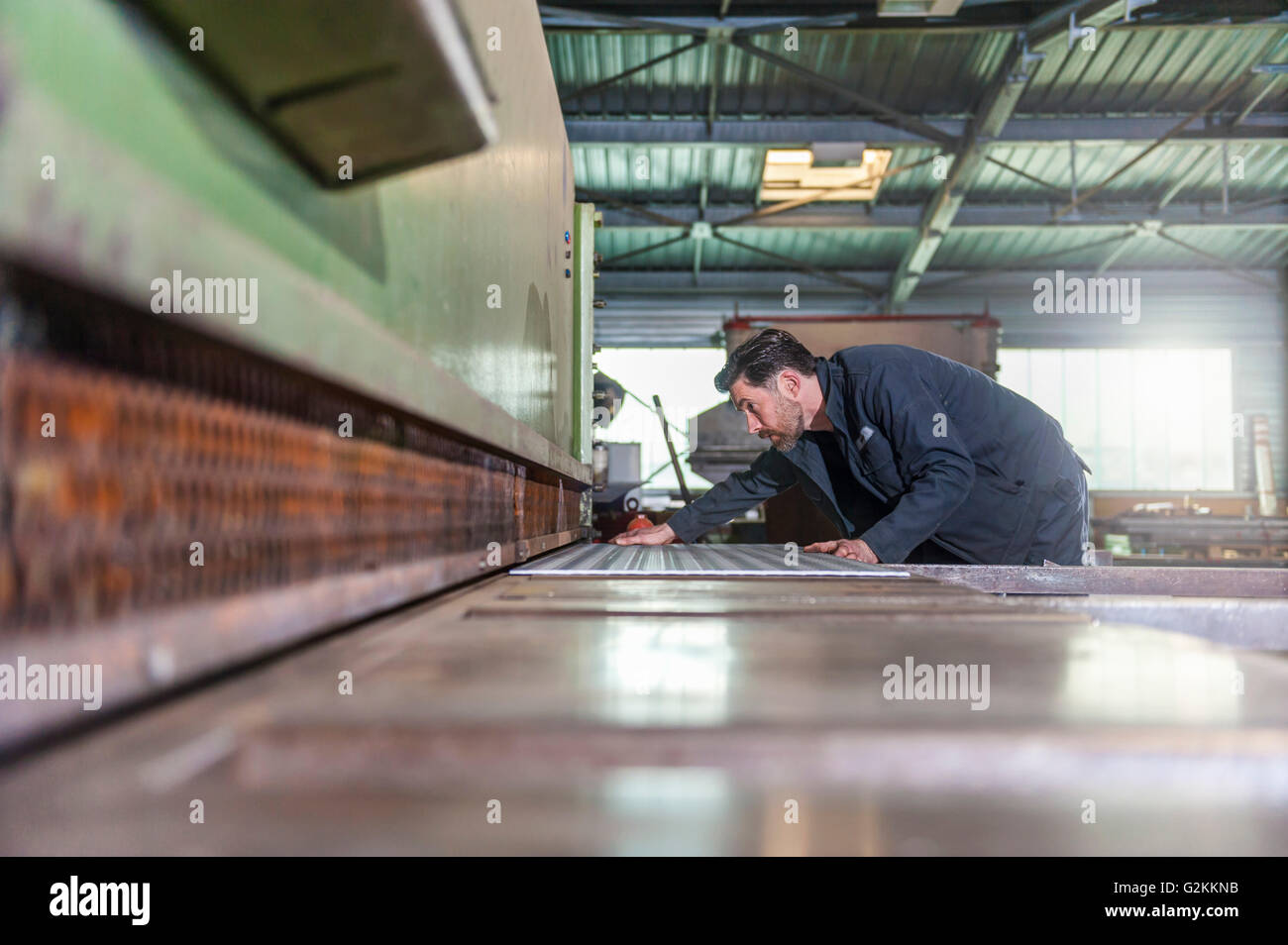 L'homme, de travail en atelier machine de coupe Banque D'Images