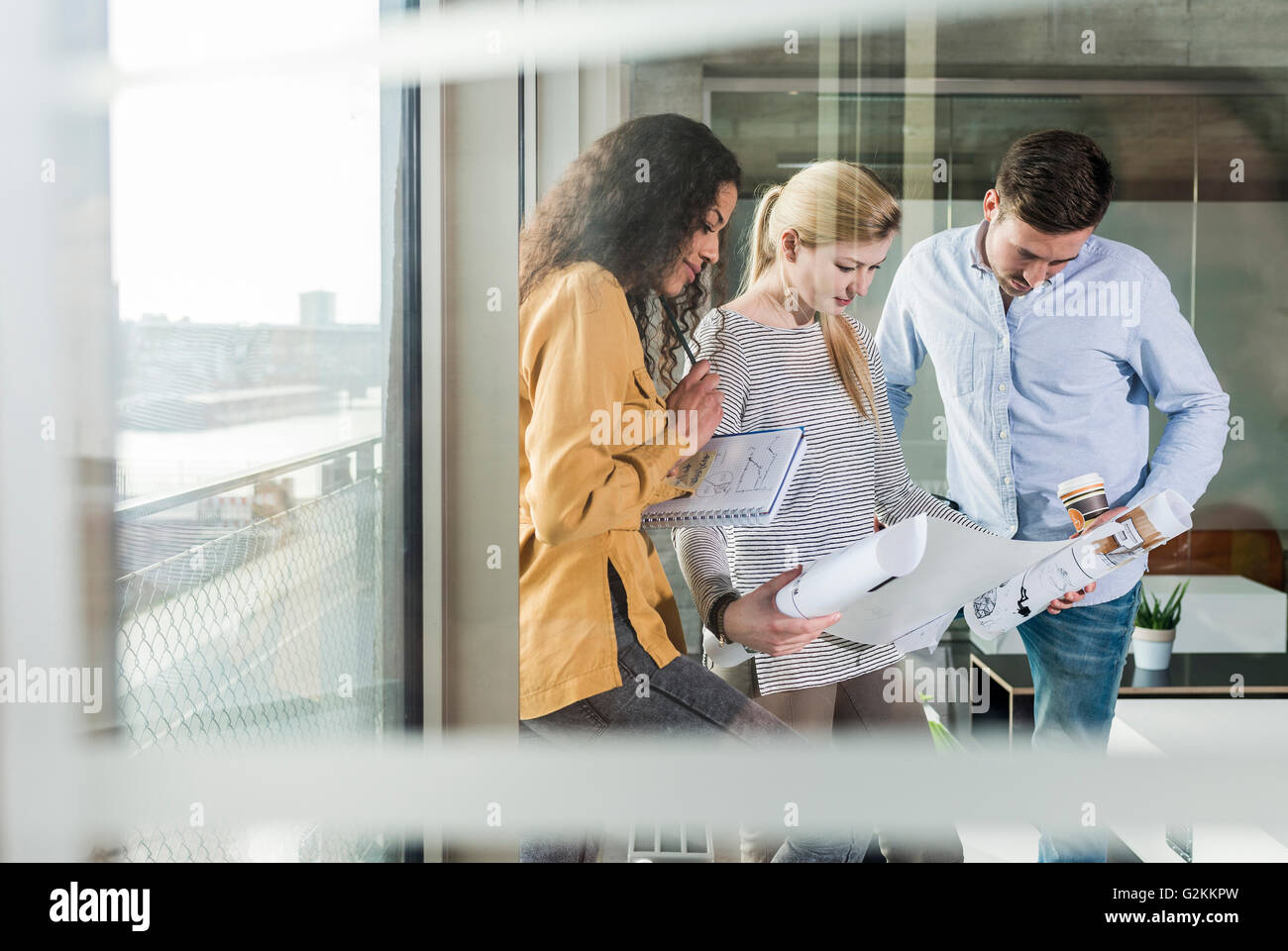 Trois collègues à à plan in office Banque D'Images