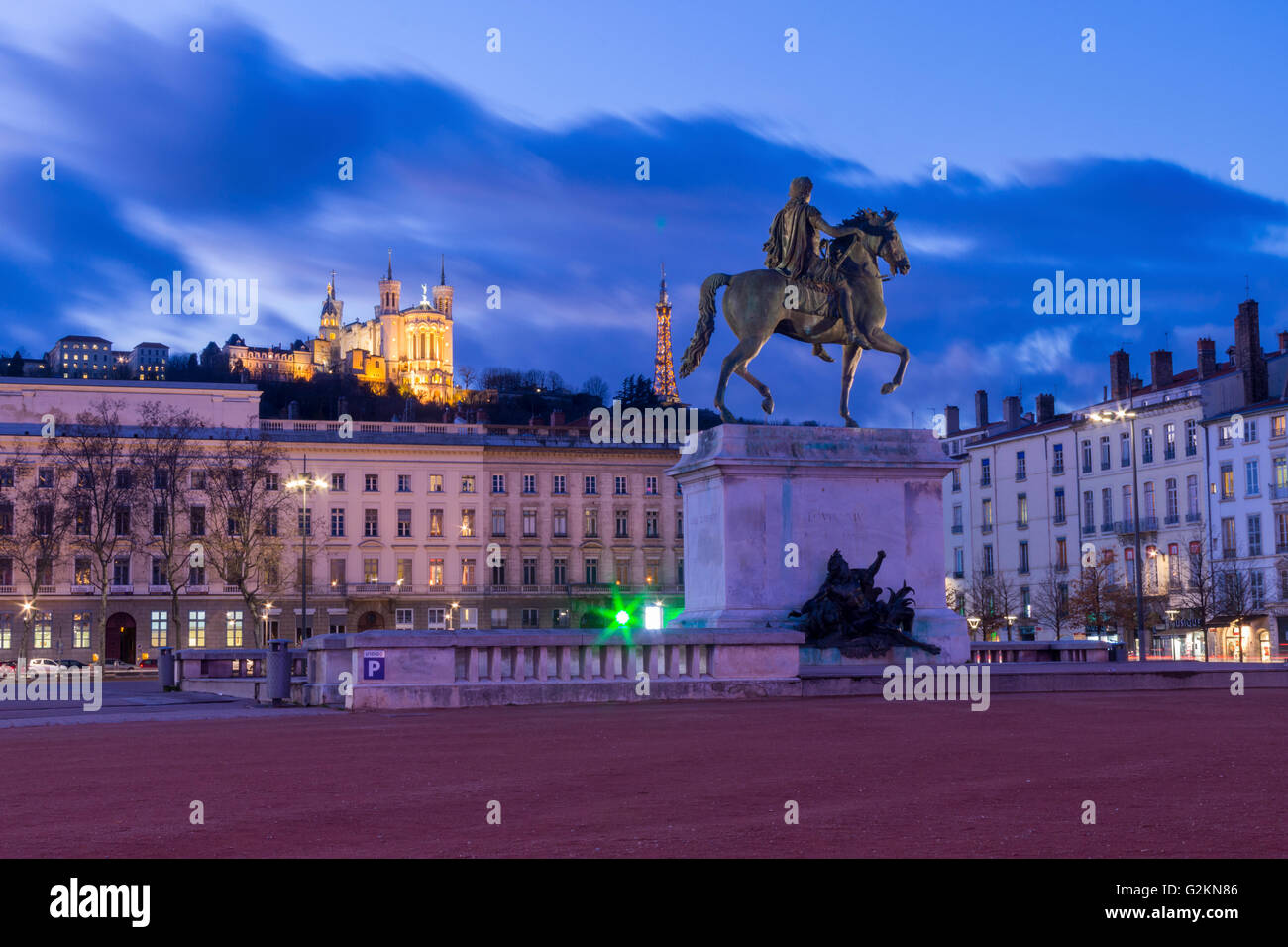 France, Lyon, Place Bellecour avec statue de Louis XIV dans la soirée Banque D'Images