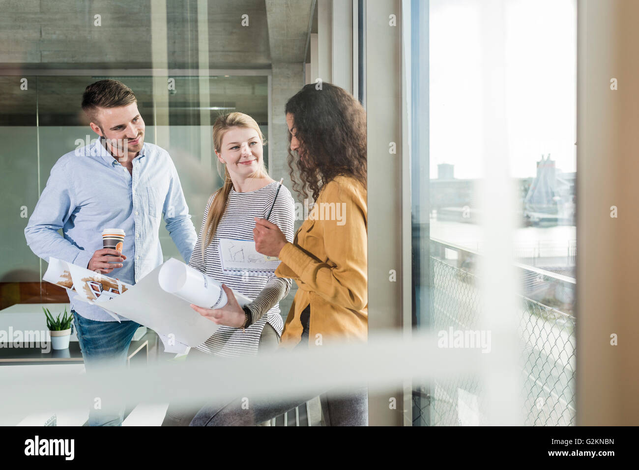 Trois collègues à discuter en fonction du plan Banque D'Images