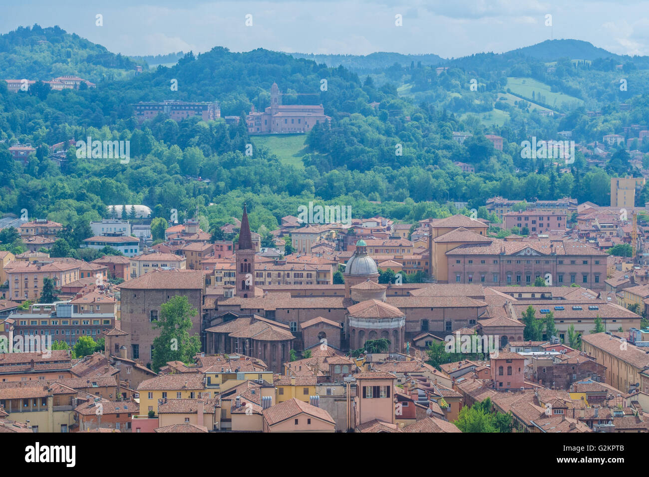 Vue depuis la tour Asinelli sur Bologne, capitale de la région d'Émilie-Romagne en Italie. Banque D'Images