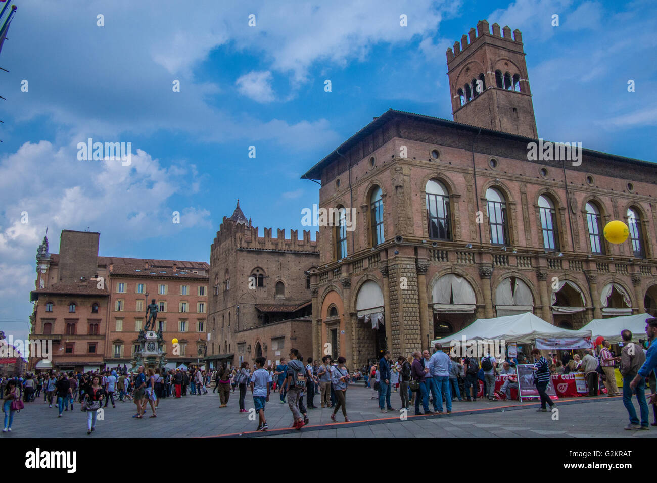 Fontaine de Neptune (à gauche) sur la Piazza Maggiore, Bologne, capitale de la région d'Émilie-Romagne en Italie. Banque D'Images