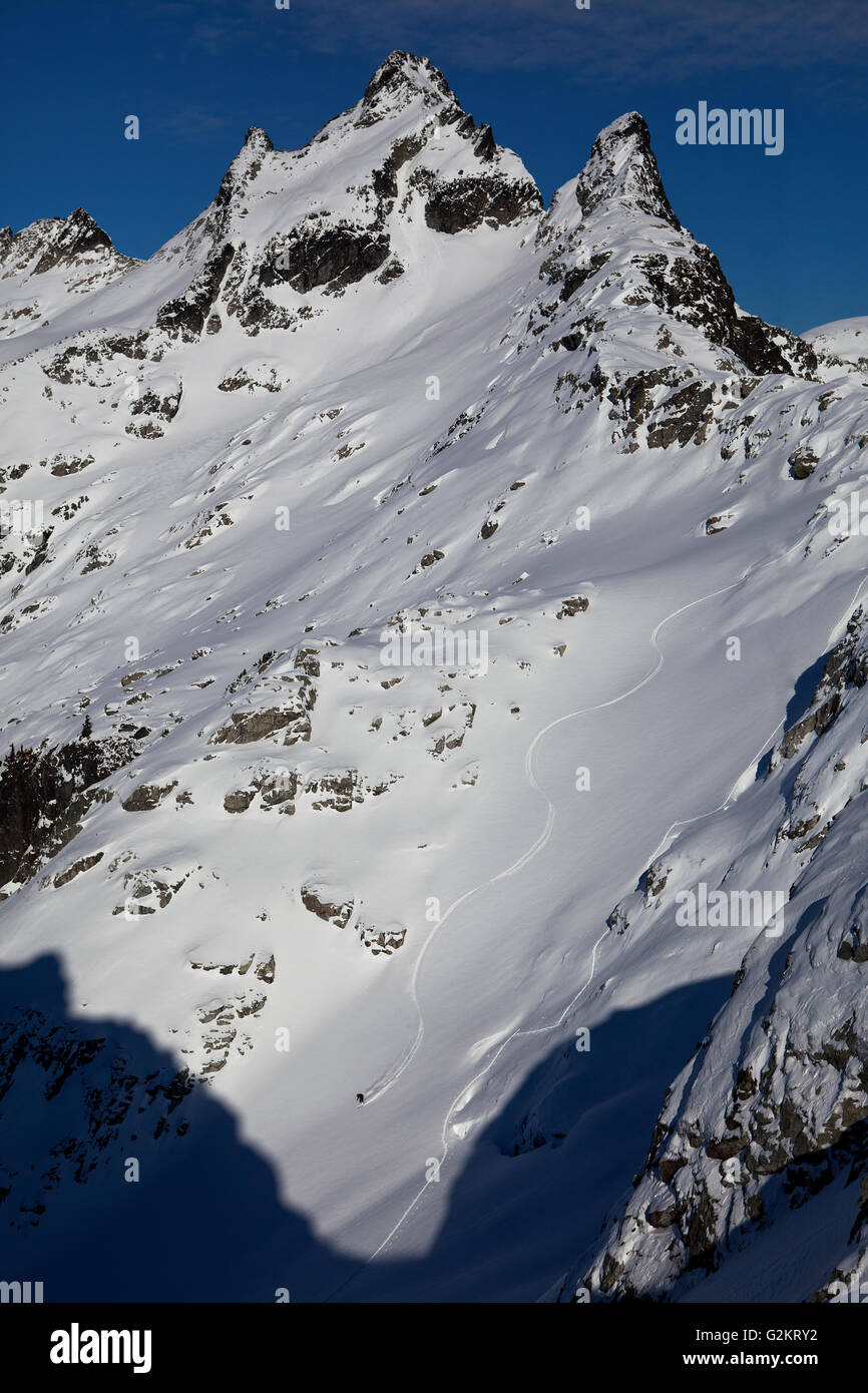 Dans le skieur solitaire de l'arrière-pays de Whistler Banque D'Images